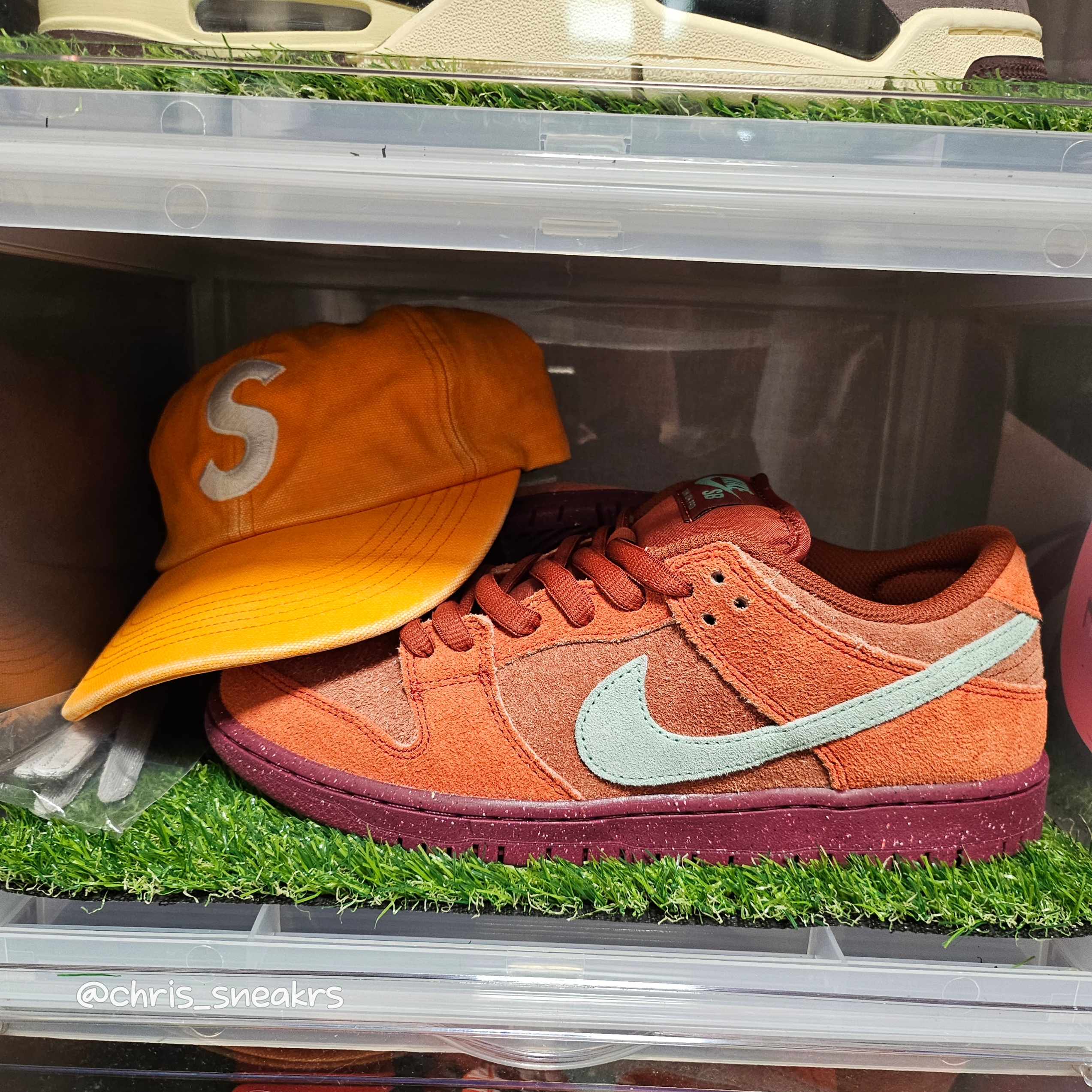 Nike SB Dunk Low Pro Premium Mystic Red and Rosewood, Supreme Pigment Canvas S Logo 6-Panel Orange - 23SS 착용 스타일 - 2