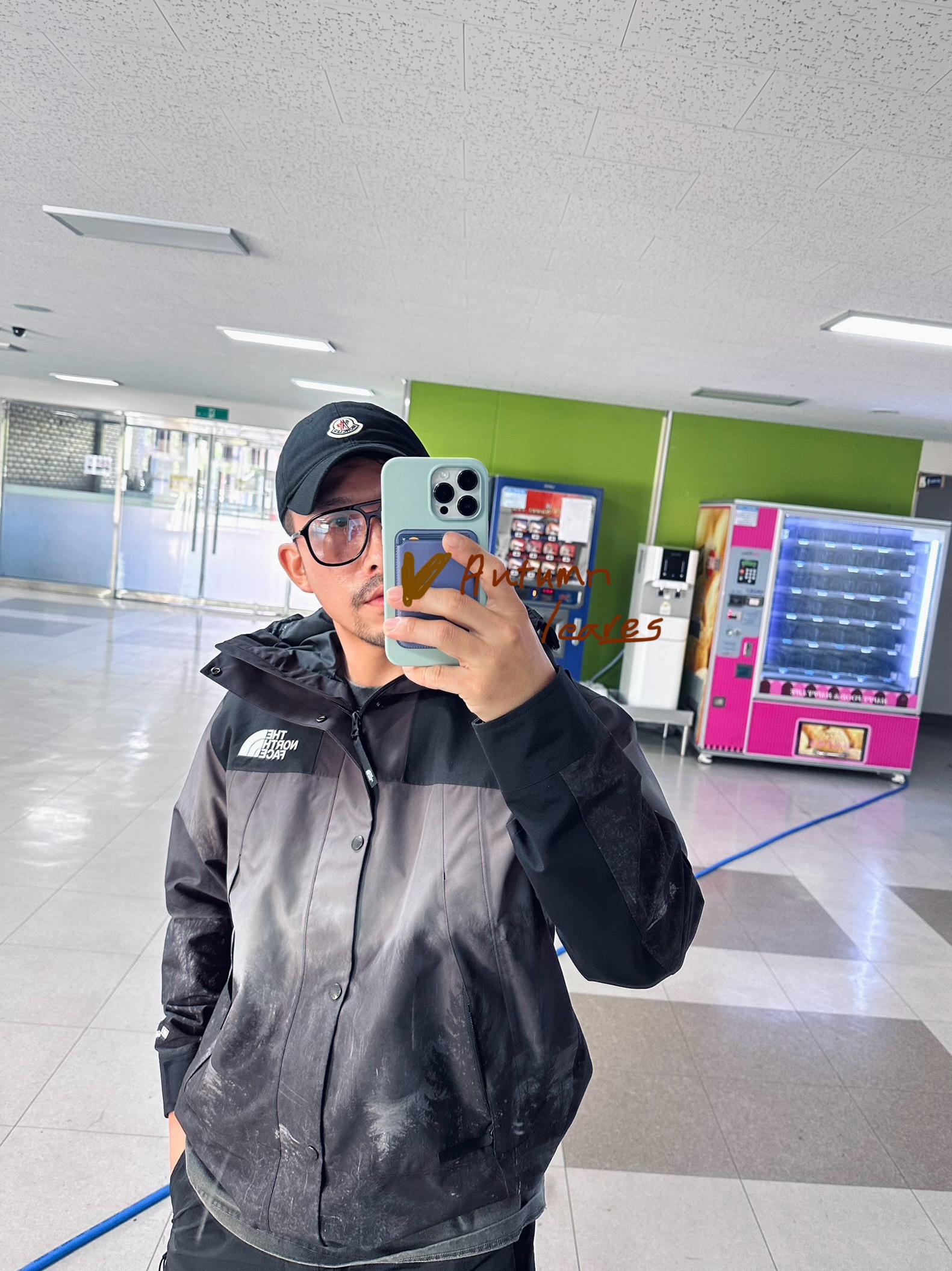 The North Face Eco Gore-Tex Mountain Vista Jacket Dark Gray, Vans Vault OG Authentic LX Checkerboard Stressed Black 착용 스타일 - 2
