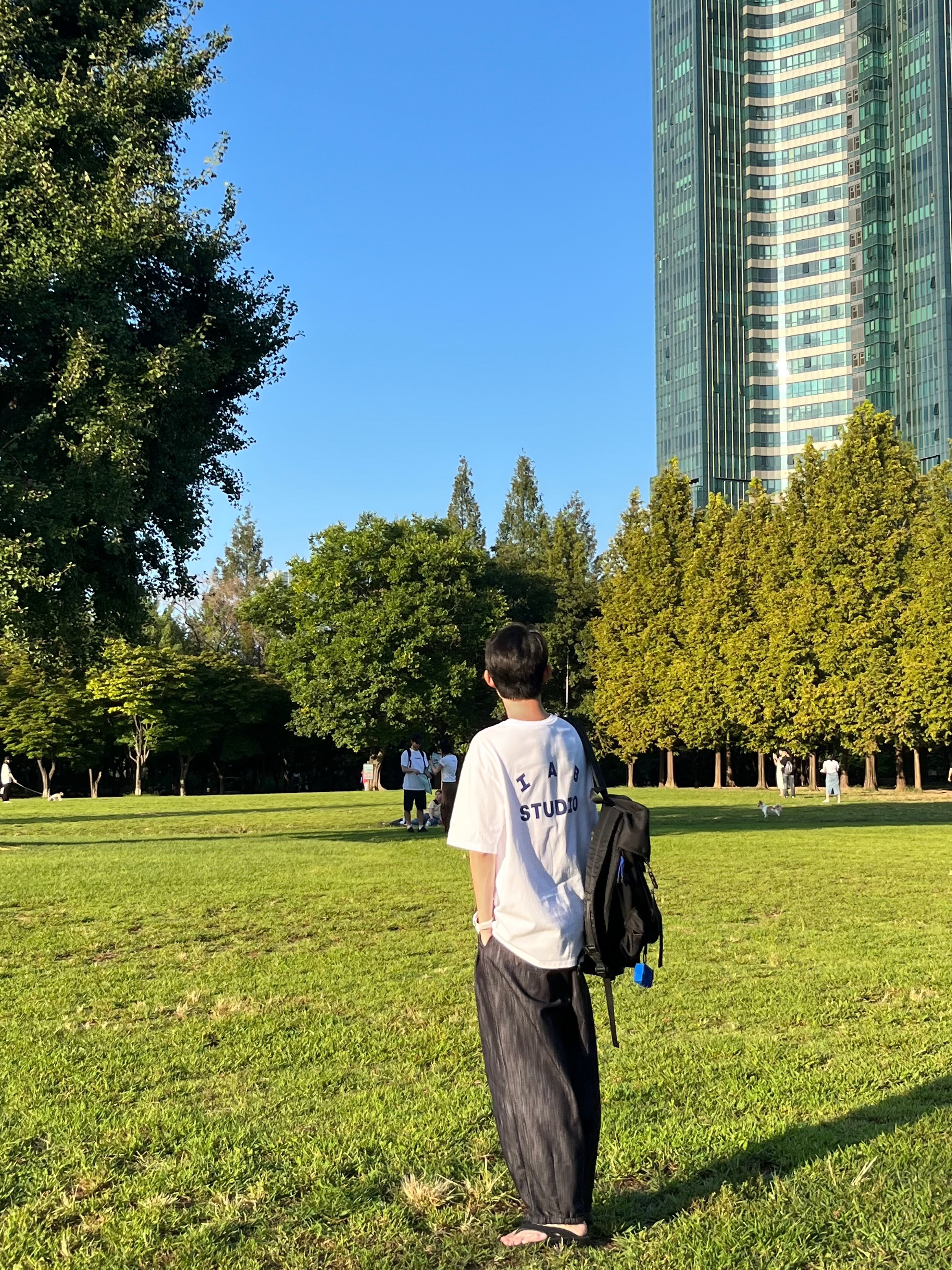 Ader Error x Zara Backpack Black, IAB Studio T-Shirt White Navy - 22FW 착용 스타일 - 2