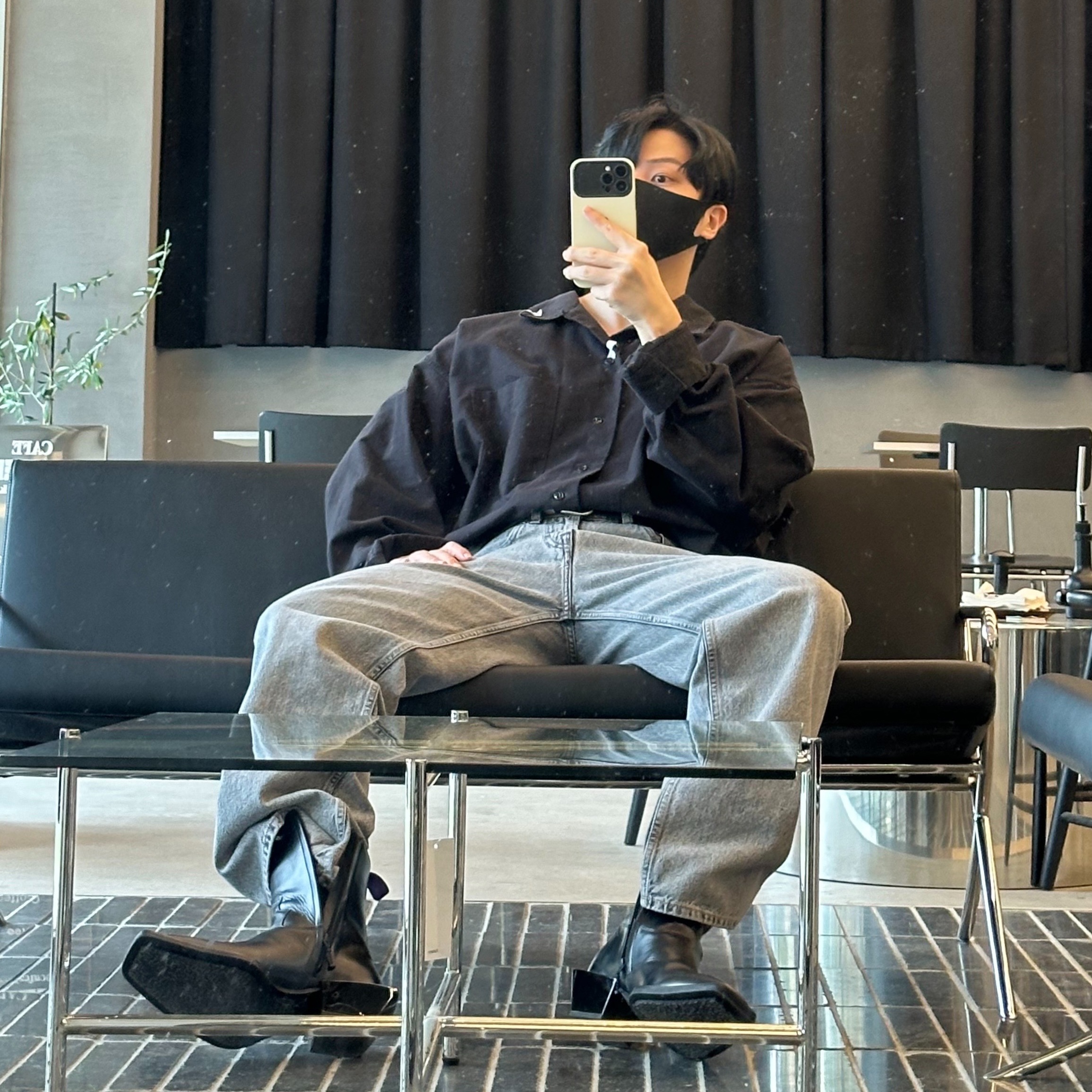 Our Legacy Third Cut Superbleach Black Denim, Maison Mihara Yasuhiro Instrumental Long Sleeve Oxford Shirt Black 착용 스타일 - 4