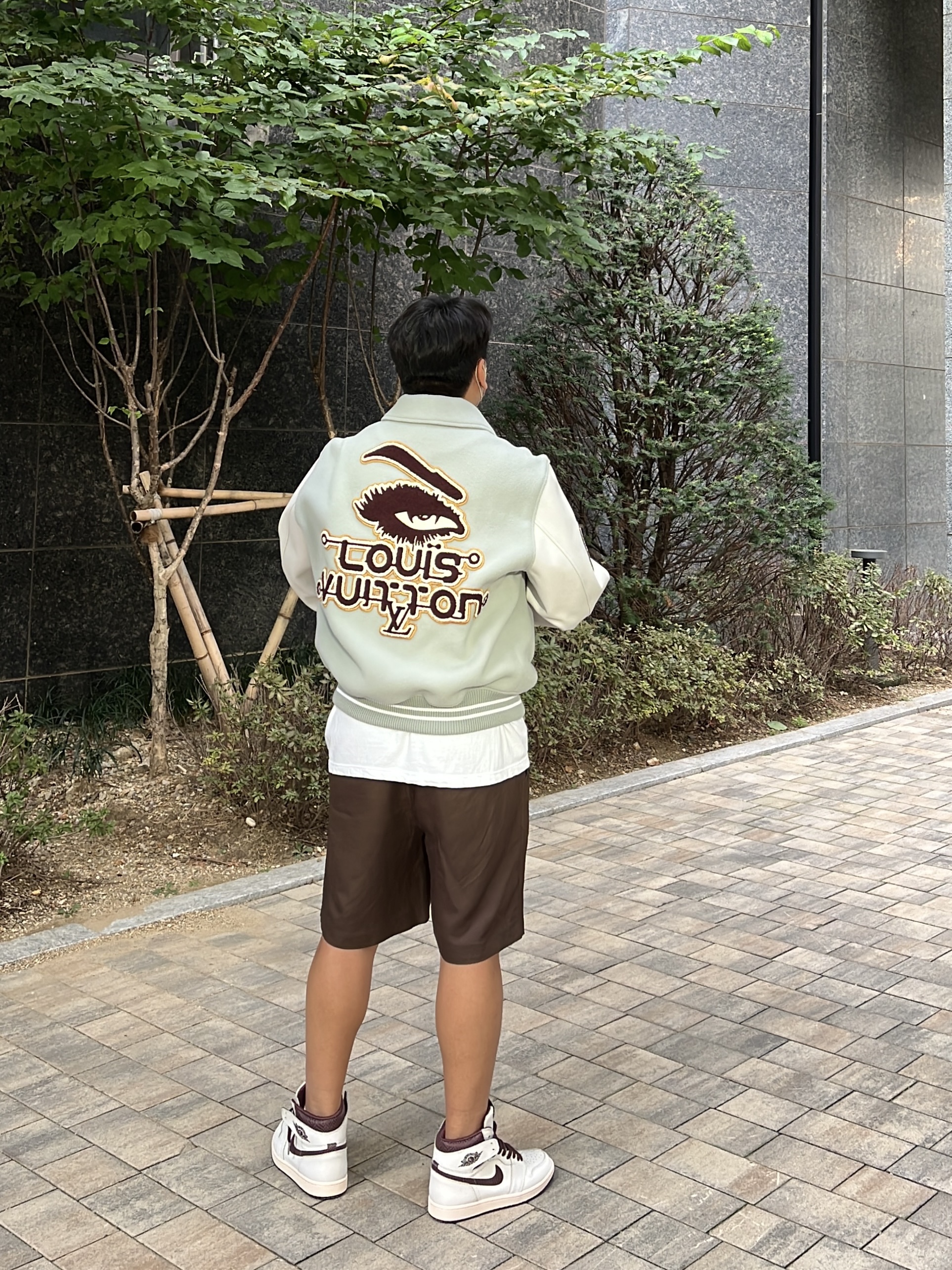 Louis Vuitton Varsity Leather Blouson Aqua, Jordan 1 x A Ma Maniere Retro High OG SP Sail and Burgundy 착용 스타일 - 2