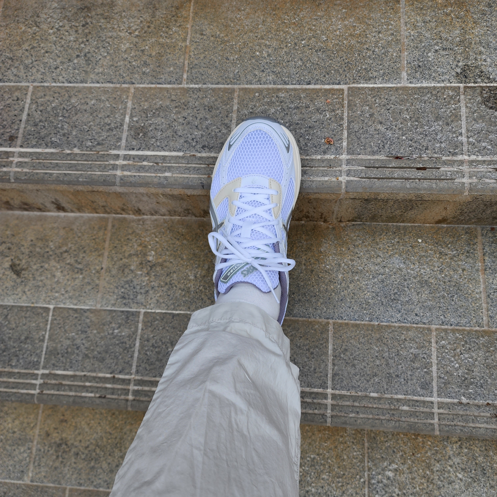 Asics Gel-1130 White Clay Grey 착용 스타일 - 1