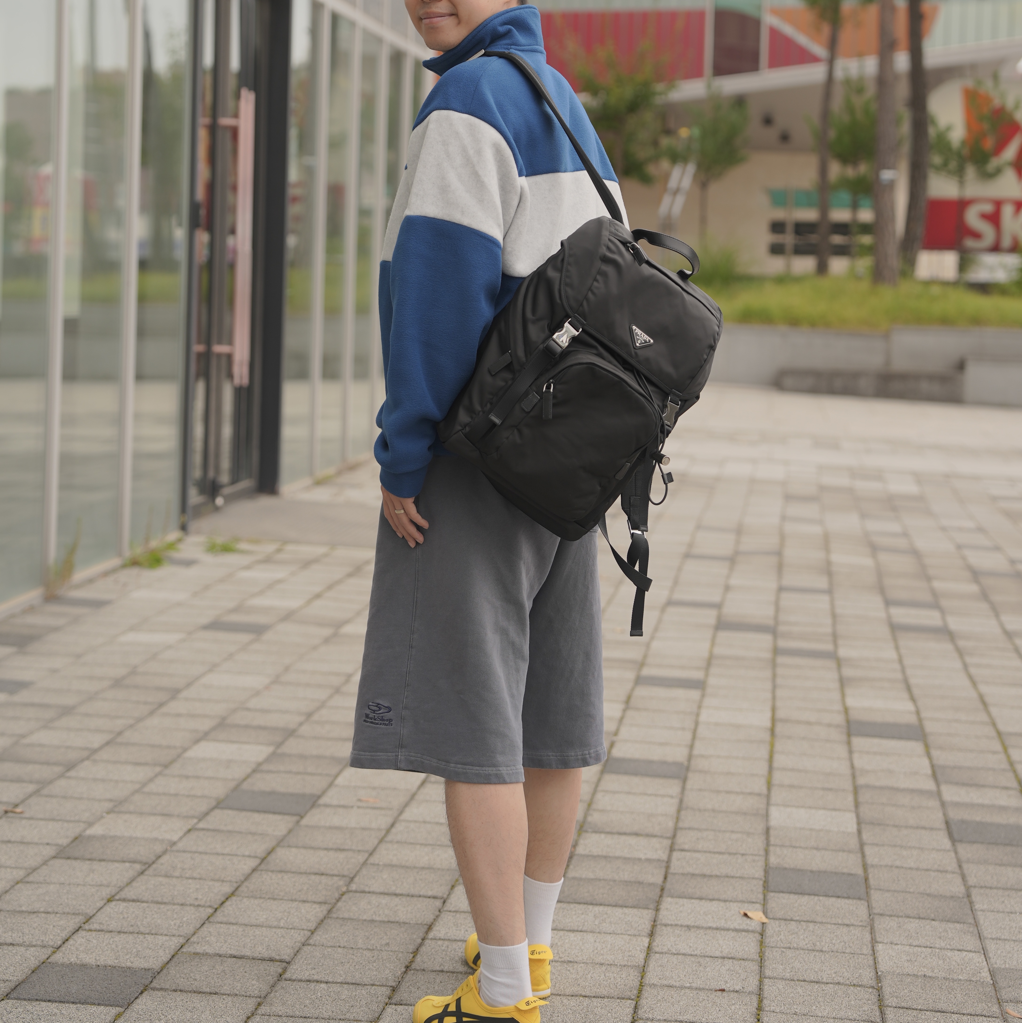 Prada Re-Nylon and Saffiano Leather Backpack Black 착용 스타일 - 1