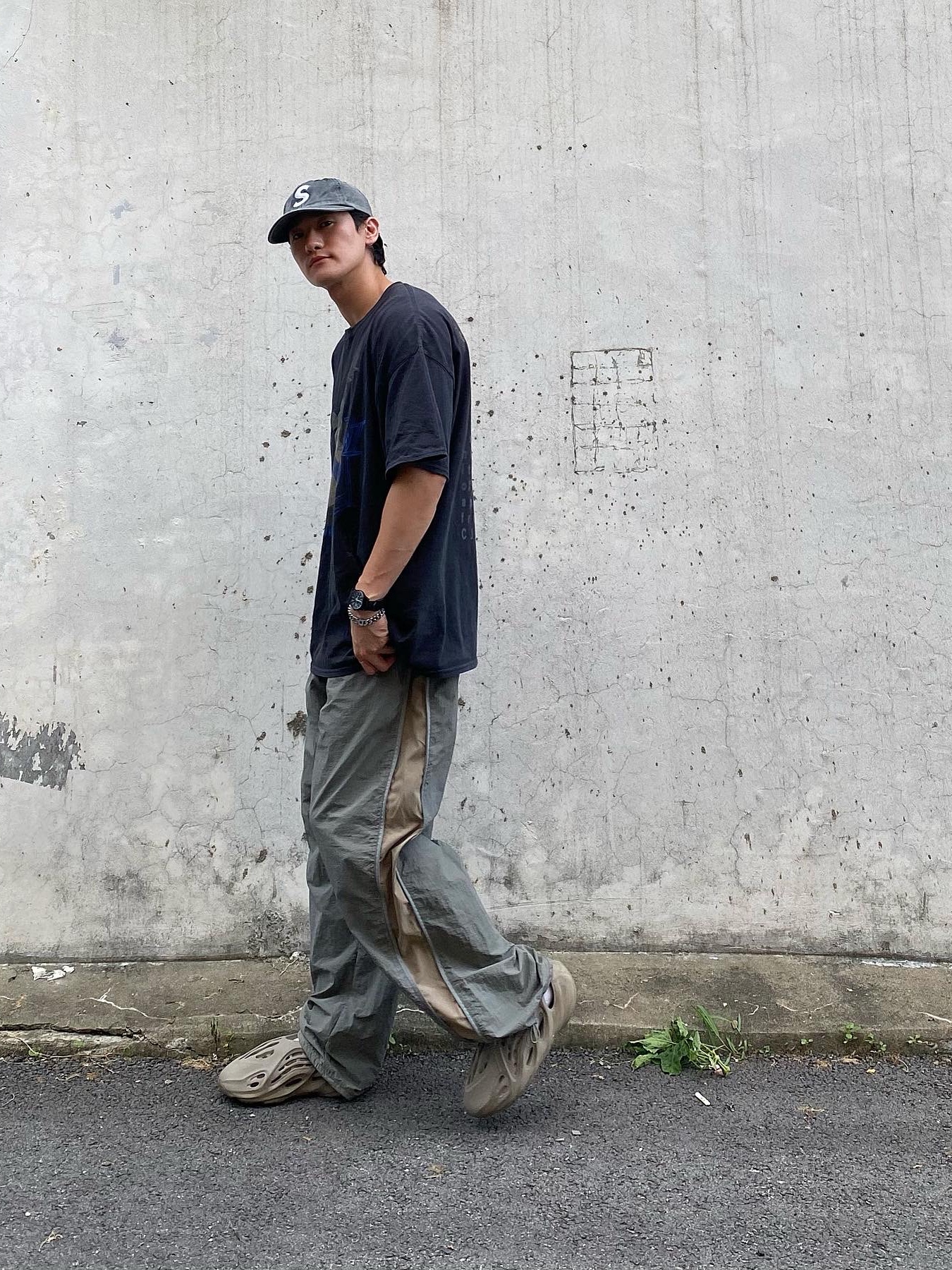 Adidas Yeezy Foam RNNR Stone Taupe, Supreme Pigment Print S Logo 6-Panel Black - 22FW 착용 스타일 - 2