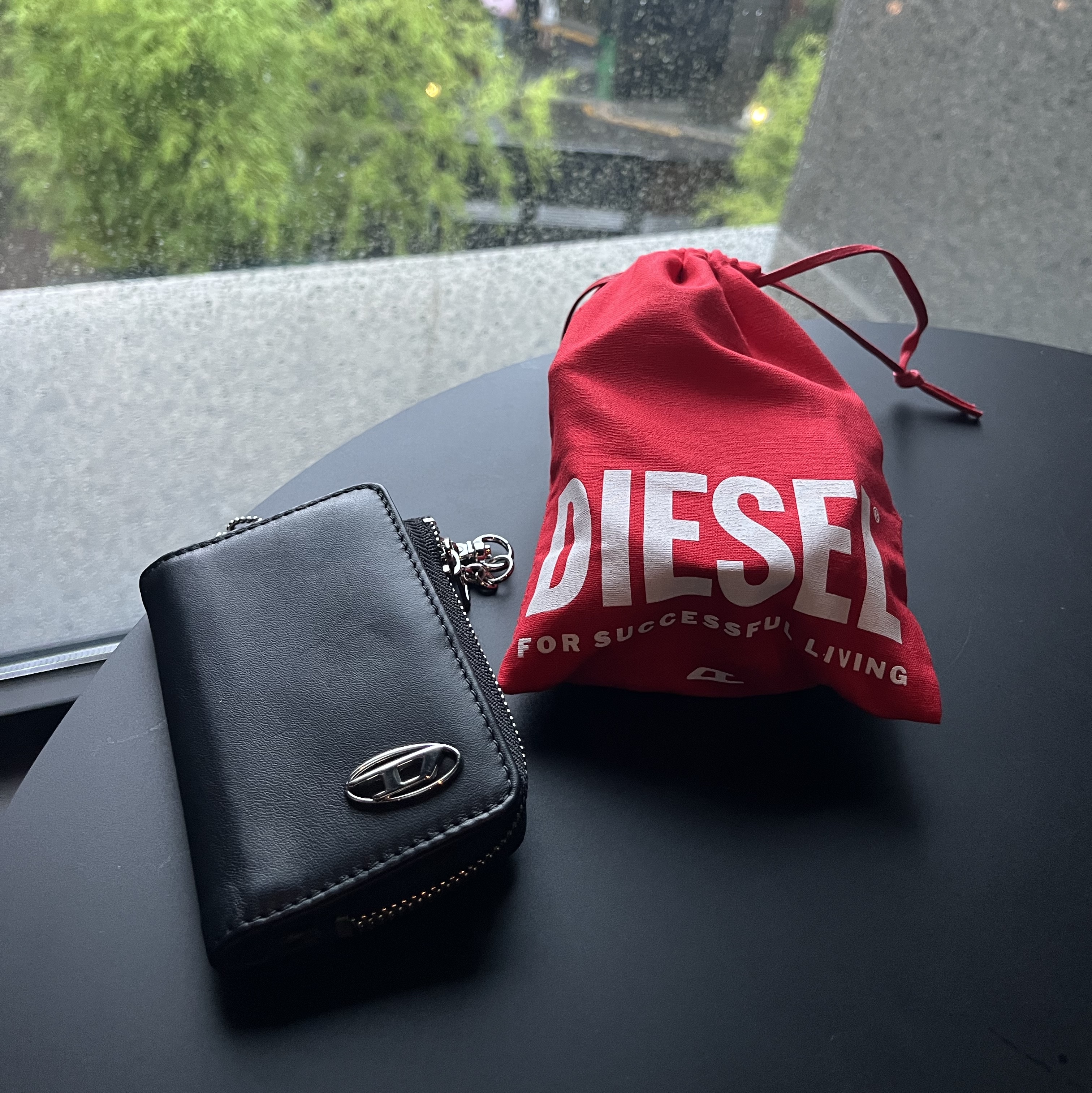 Diesel L-Zip Leather Key Case Black 착용 스타일