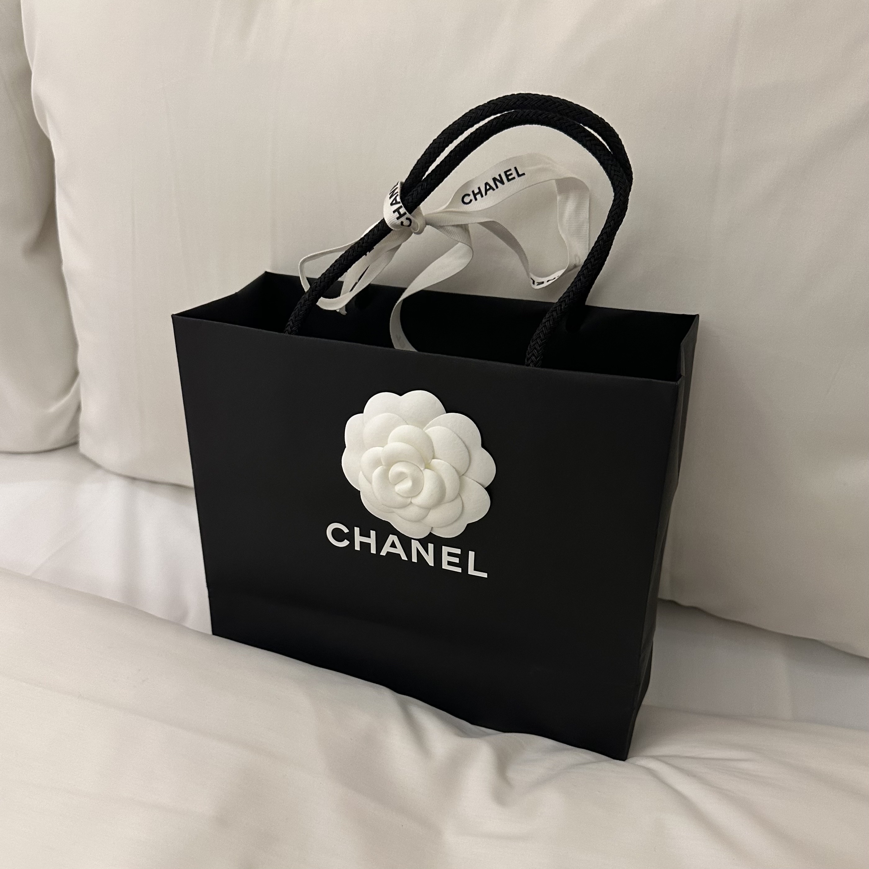 Chanel Clutch With Chain Lambskin & Gold Black 착용 스타일 - 1