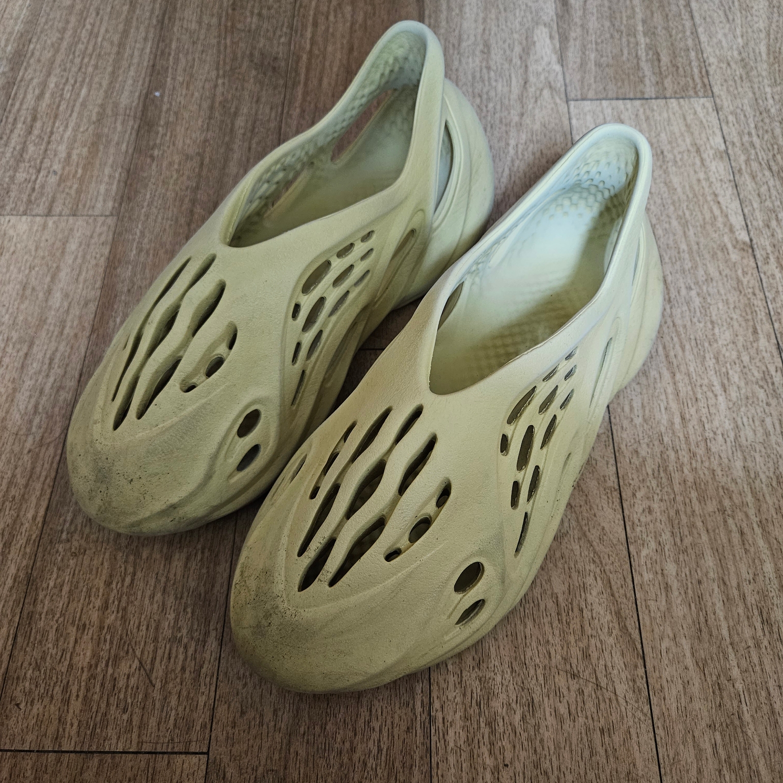 Adidas Yeezy Foam RNNR Sulfur 착용 스타일