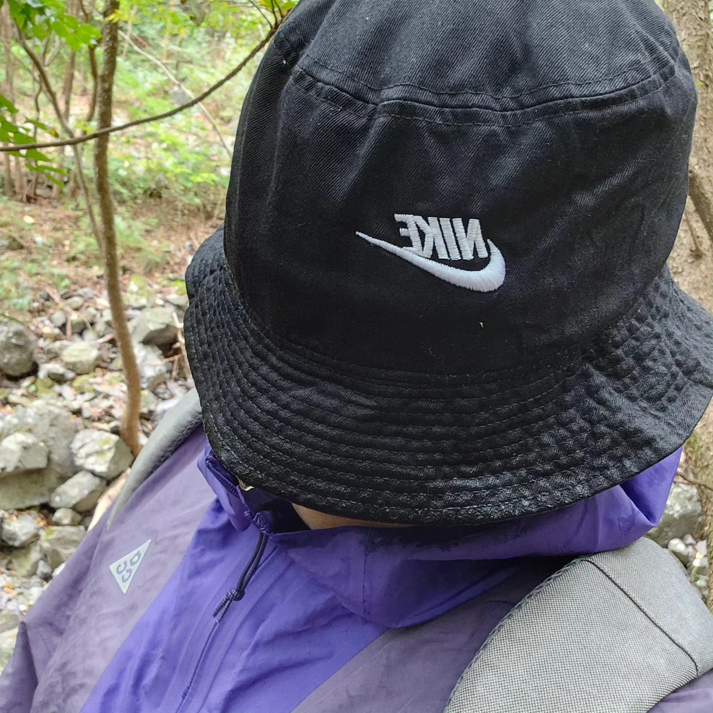 Nike ACG Storm-Fit ADV Cascade Rain Jacket Dark Iris - US/EU, Nike Futura Washed Bucket Hat Black 착용 스타일 - 3