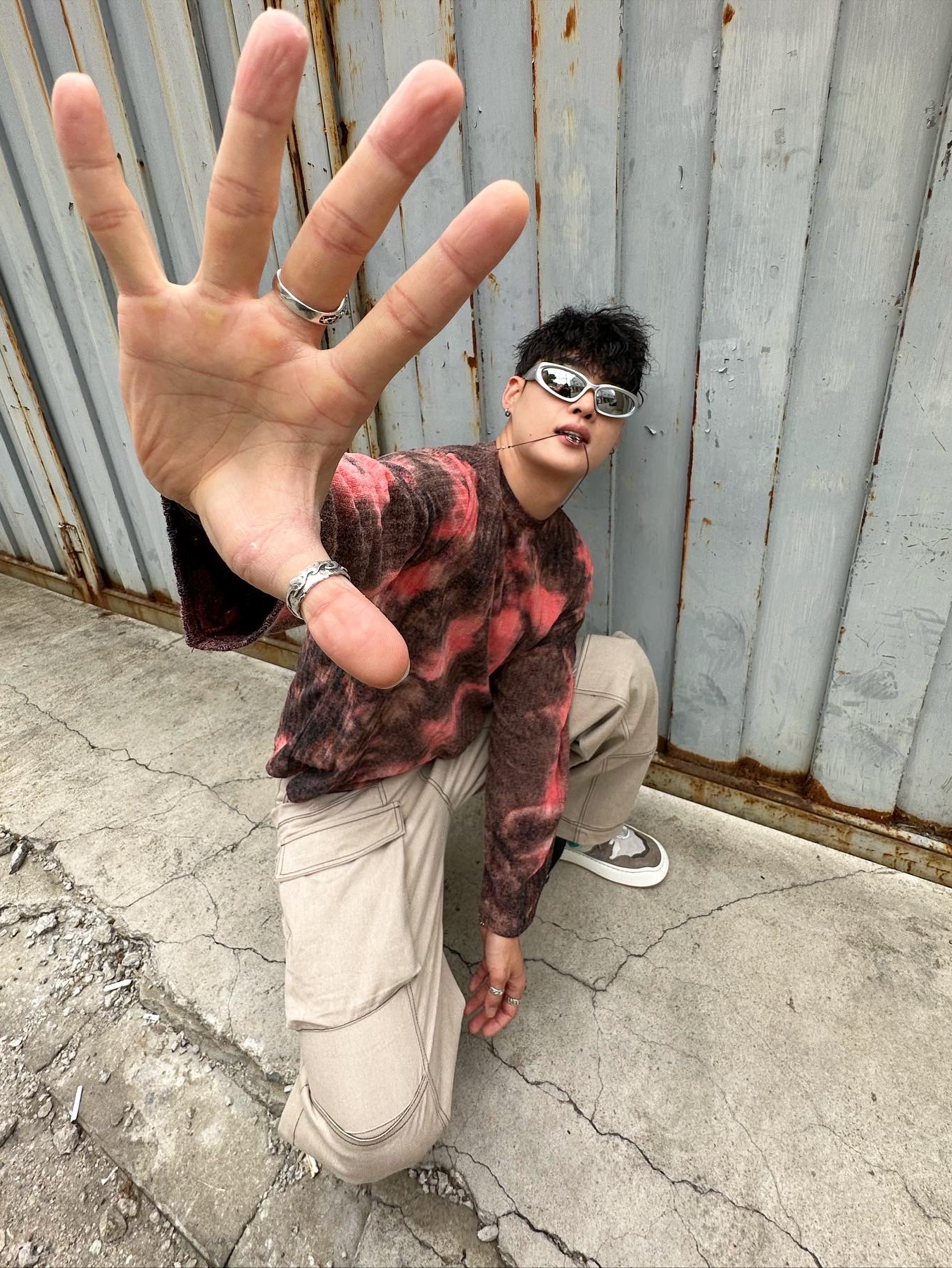 Ader Error Log; Khalif Green, Balenciaga Swift Oval Sunglasses Silver 착용 스타일 - 2