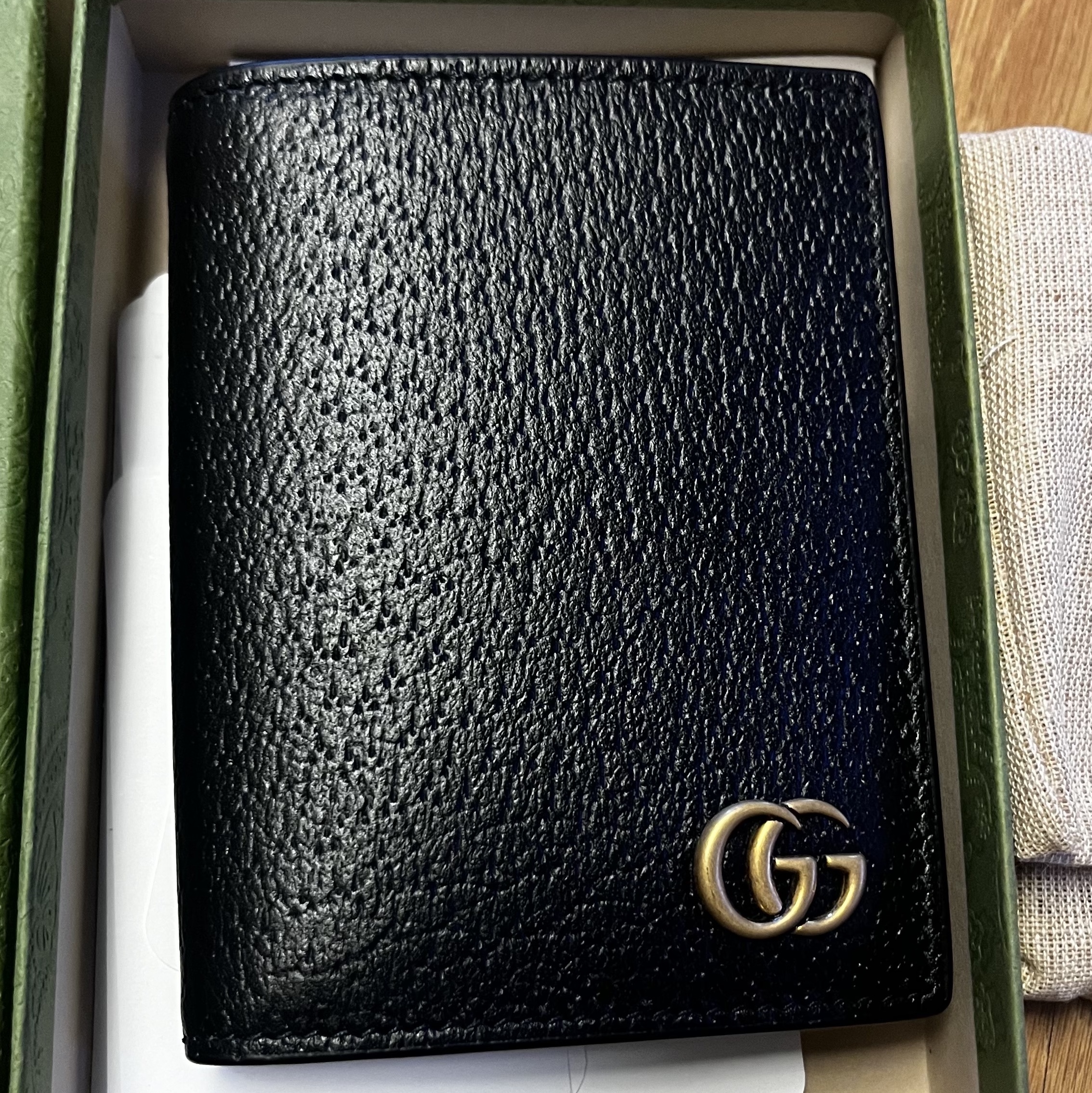 Gucci GG Marmont Leather Bi-Fold Wallet Black Gold 착용 스타일