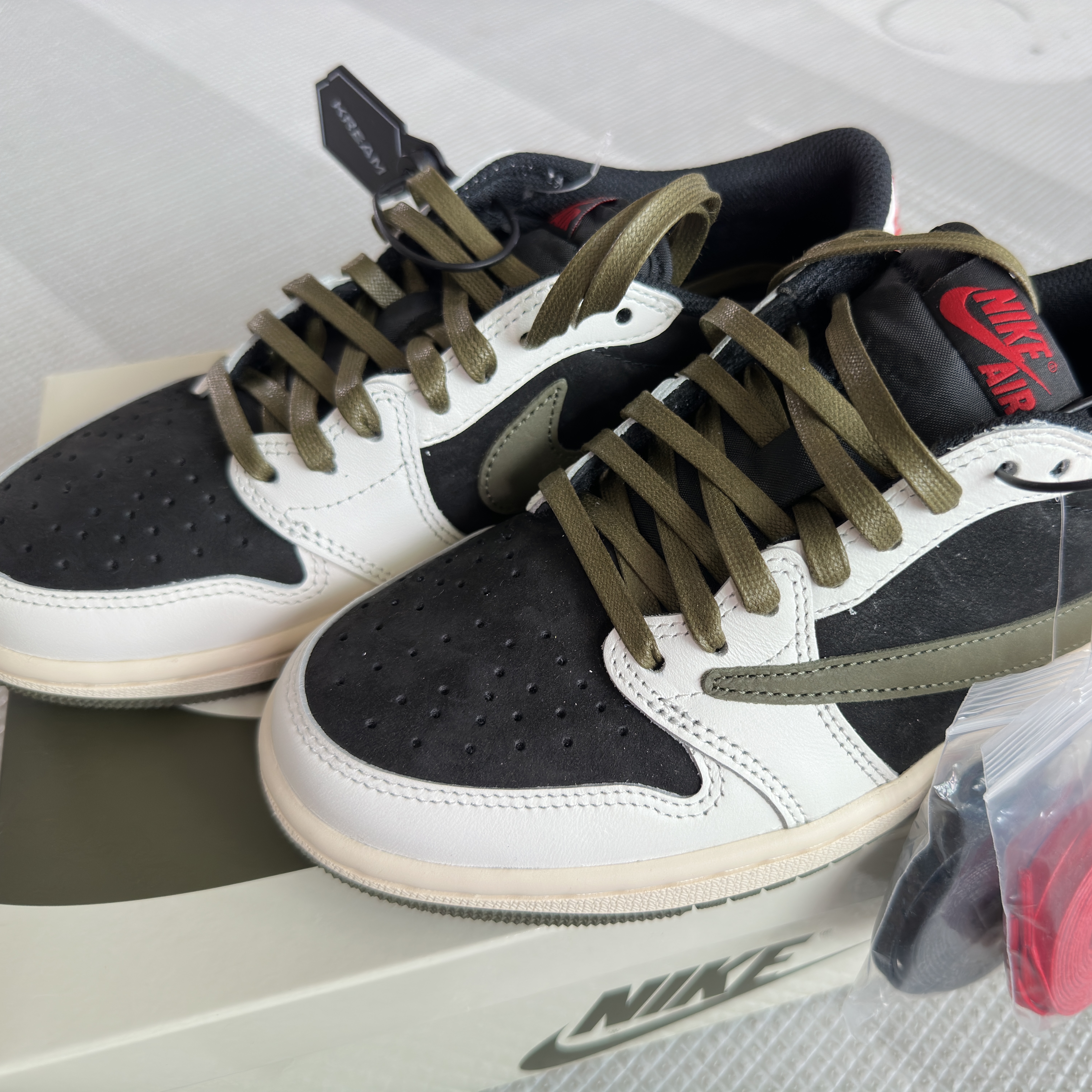 (W) Jordan 1 x Travis Scott Retro Low OG SP Medium Olive 착용 스타일 - 1