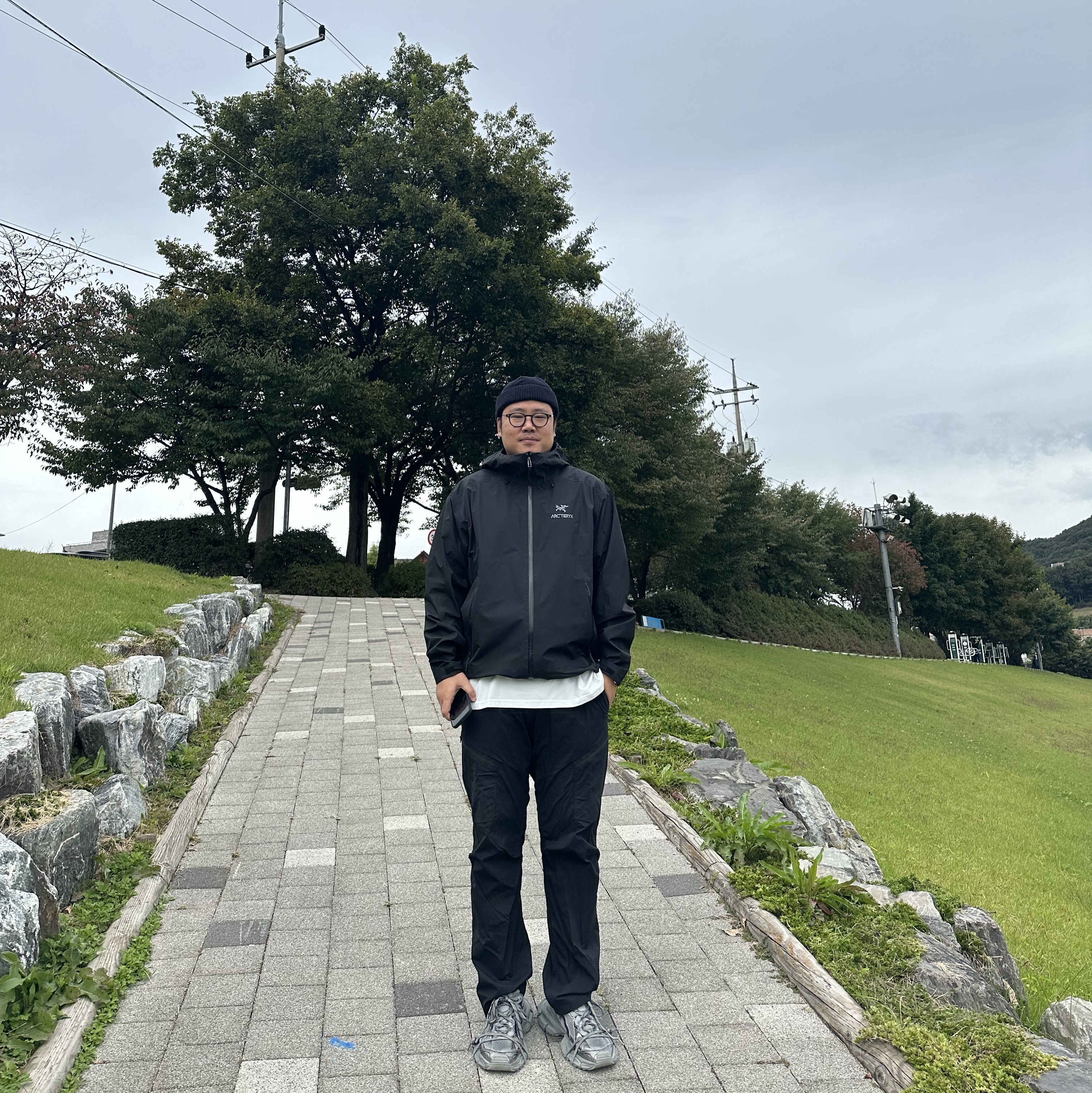 Balenciaga 3XL Sneakers Grey Black, Arc'teryx Beta LT Jacket Black 착용 스타일