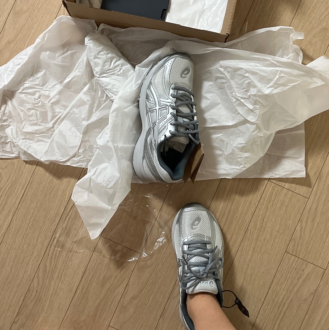 Asics Jog 100 S SMU Glacier Grey Pure Silver - 2E Wide 착용 스타일 - 2