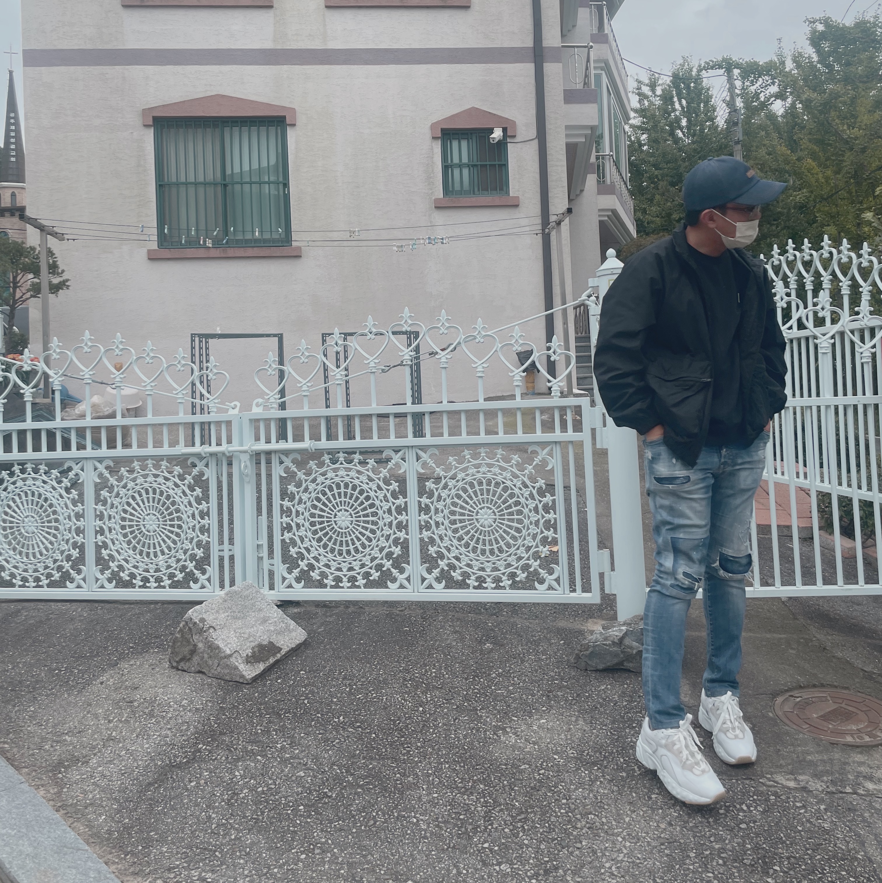 Acne Studios Rockaway Leather Sneakers White - 20FW/21SS, Supreme Raglan Utility Jacket Black - 23SS 착용 스타일 - 1