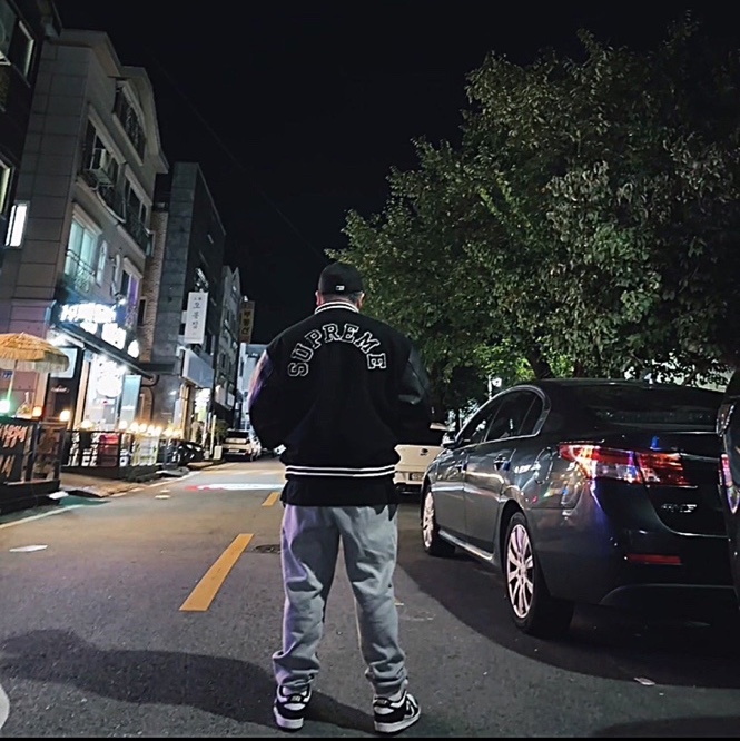 Supreme Tiger Varsity Jacket Black - 23FW, Nike NRG Solo Swoosh Fleece Pants Dark Grey Heather - Asia 착용 스타일 - 1