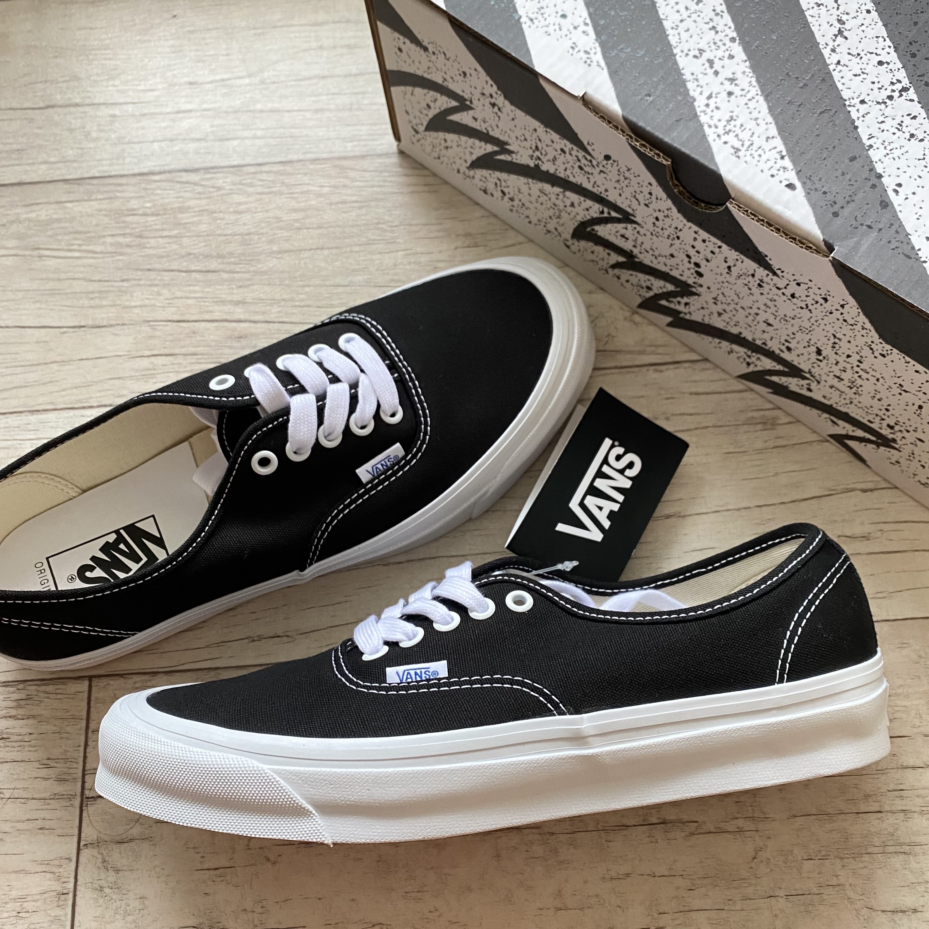 Vans Vault OG Authentic LX Black 착용 스타일