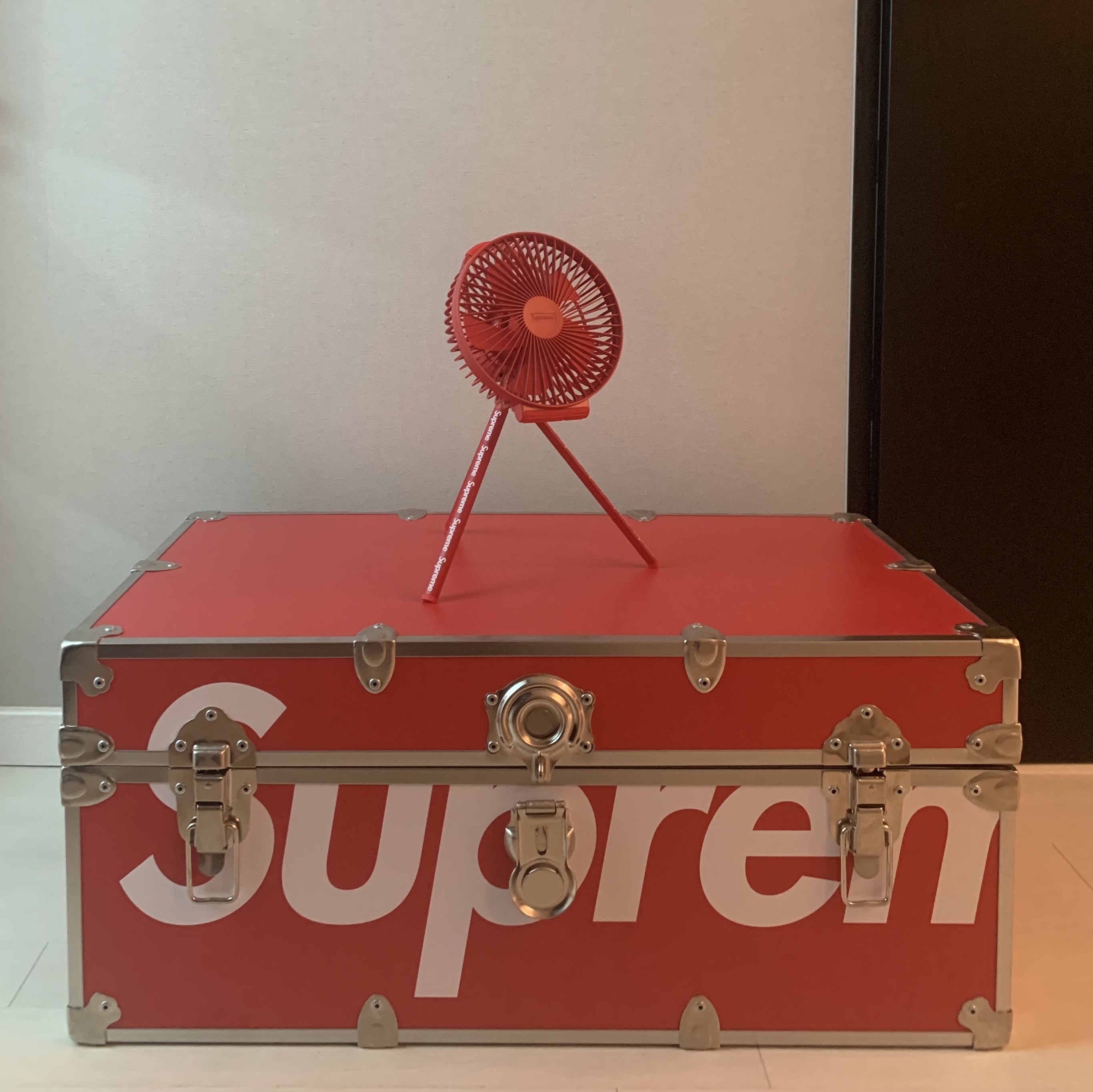 Supreme x Cargo Container Electric Fan Red - 23FW, Supreme Rhino Trunk Red - 22SS 착용 스타일