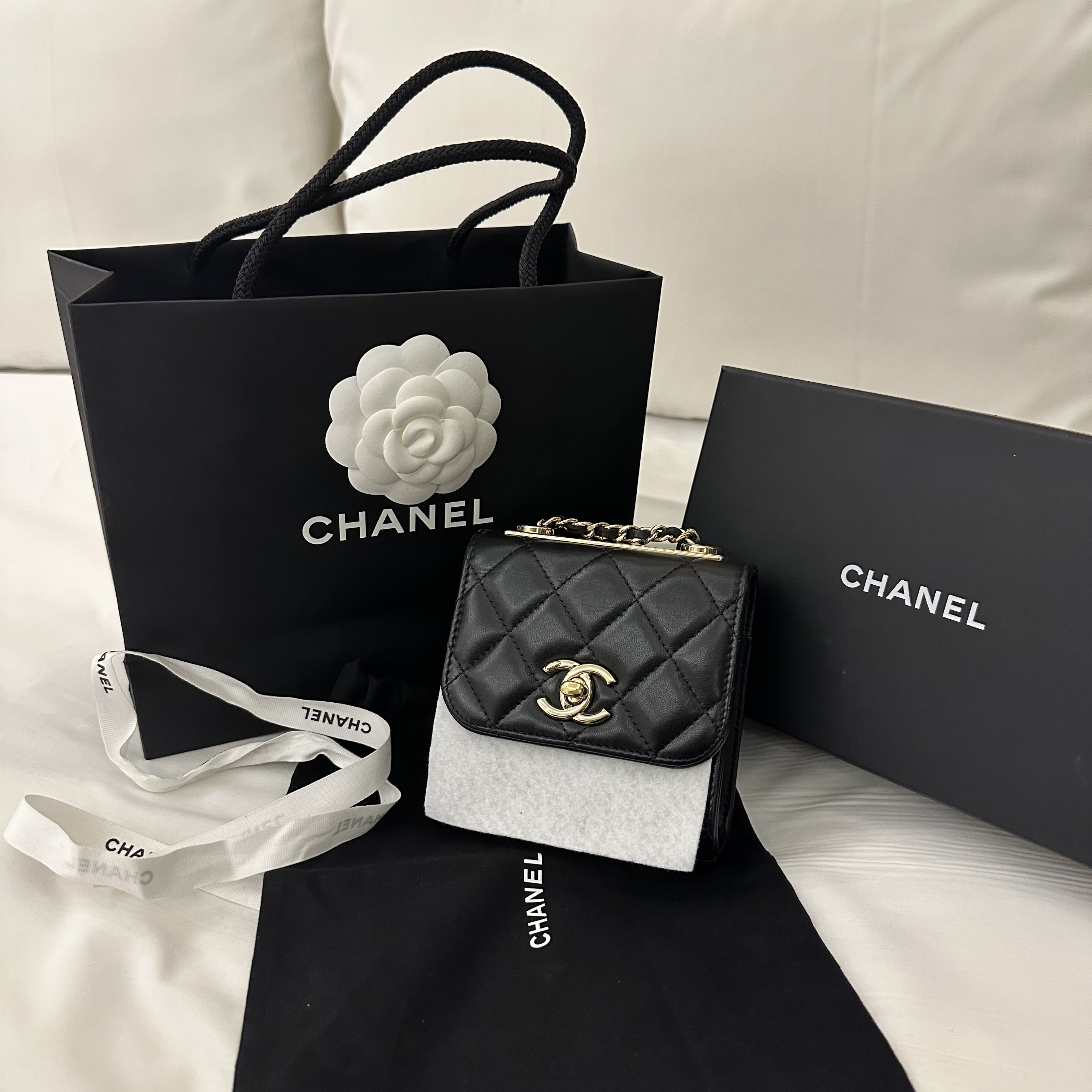 Chanel Clutch With Chain Lambskin & Gold Black 착용 스타일 - 2