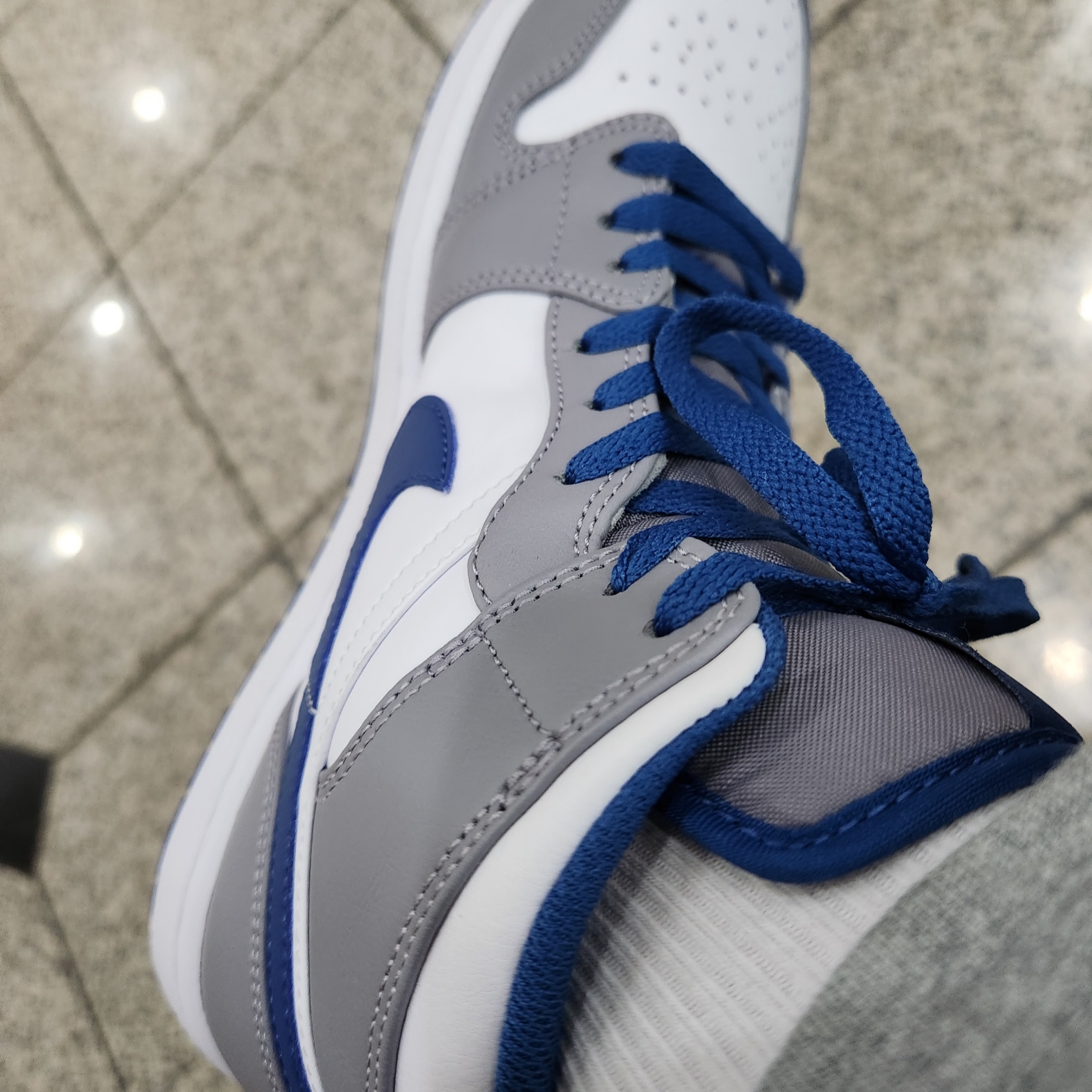 Jordan 1 Mid Cement Grey True Blue 착용 스타일