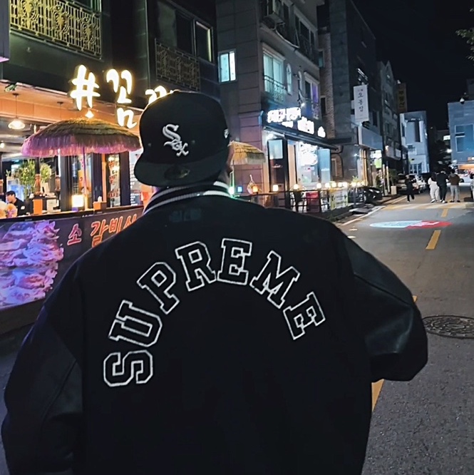 Supreme Tiger Varsity Jacket Black - 23FW, Nike NRG Solo Swoosh Fleece Pants Dark Grey Heather - Asia 착용 스타일 - 2