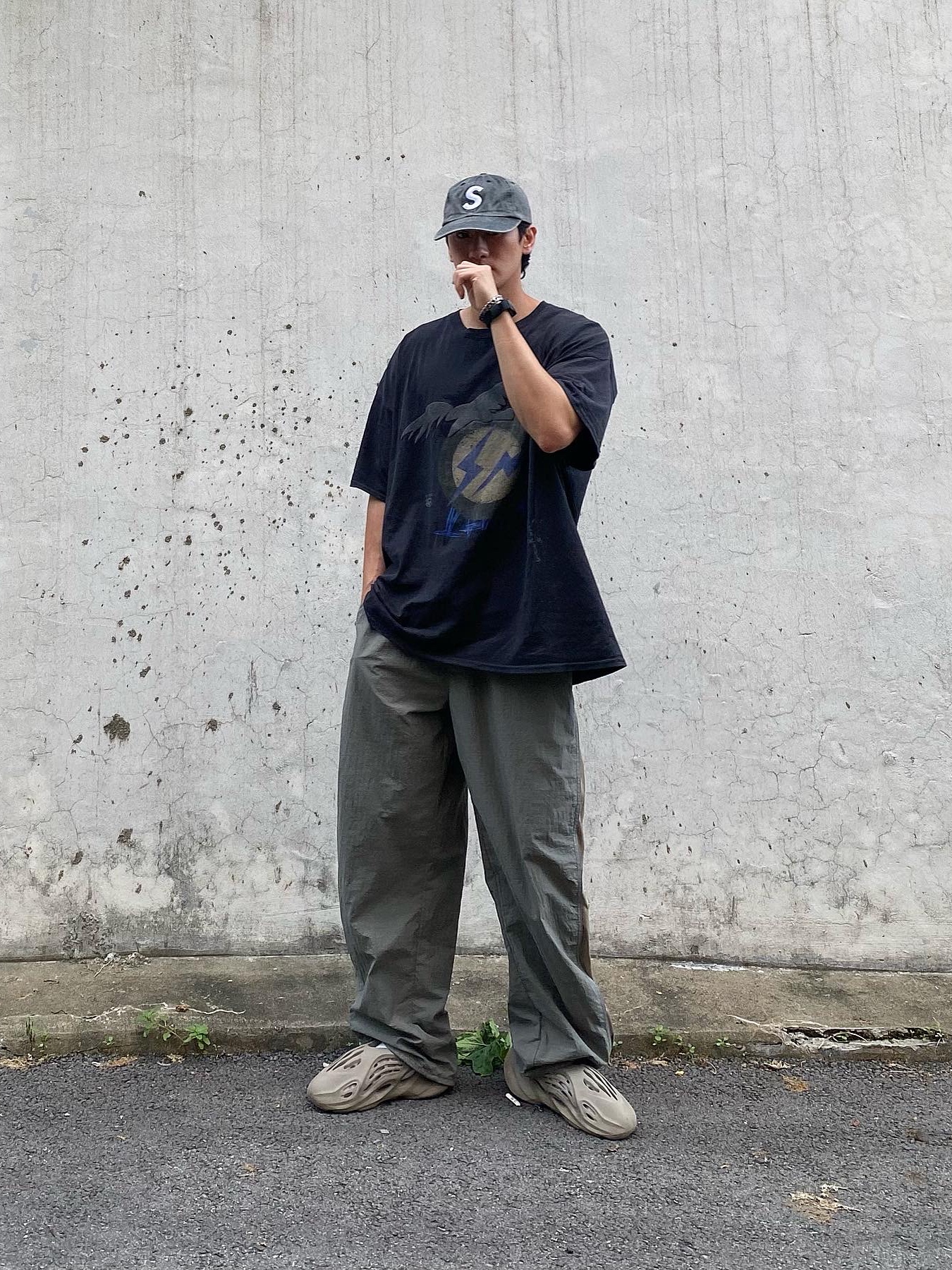Adidas Yeezy Foam RNNR Stone Taupe, Supreme Pigment Print S Logo 6-Panel Black - 22FW 착용 스타일 - 1