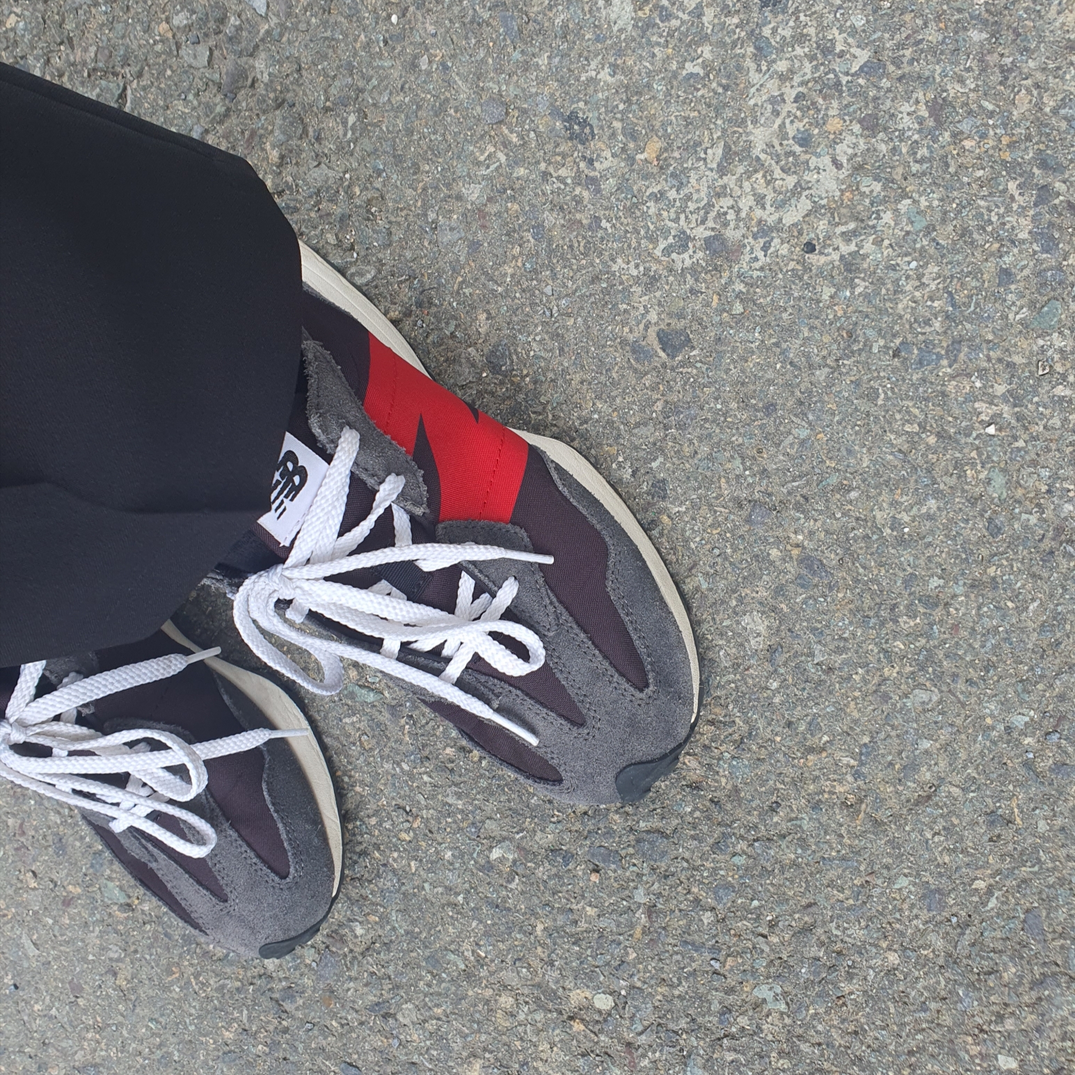 New Balance 327 Magnet Team Red 착용 스타일 - 1