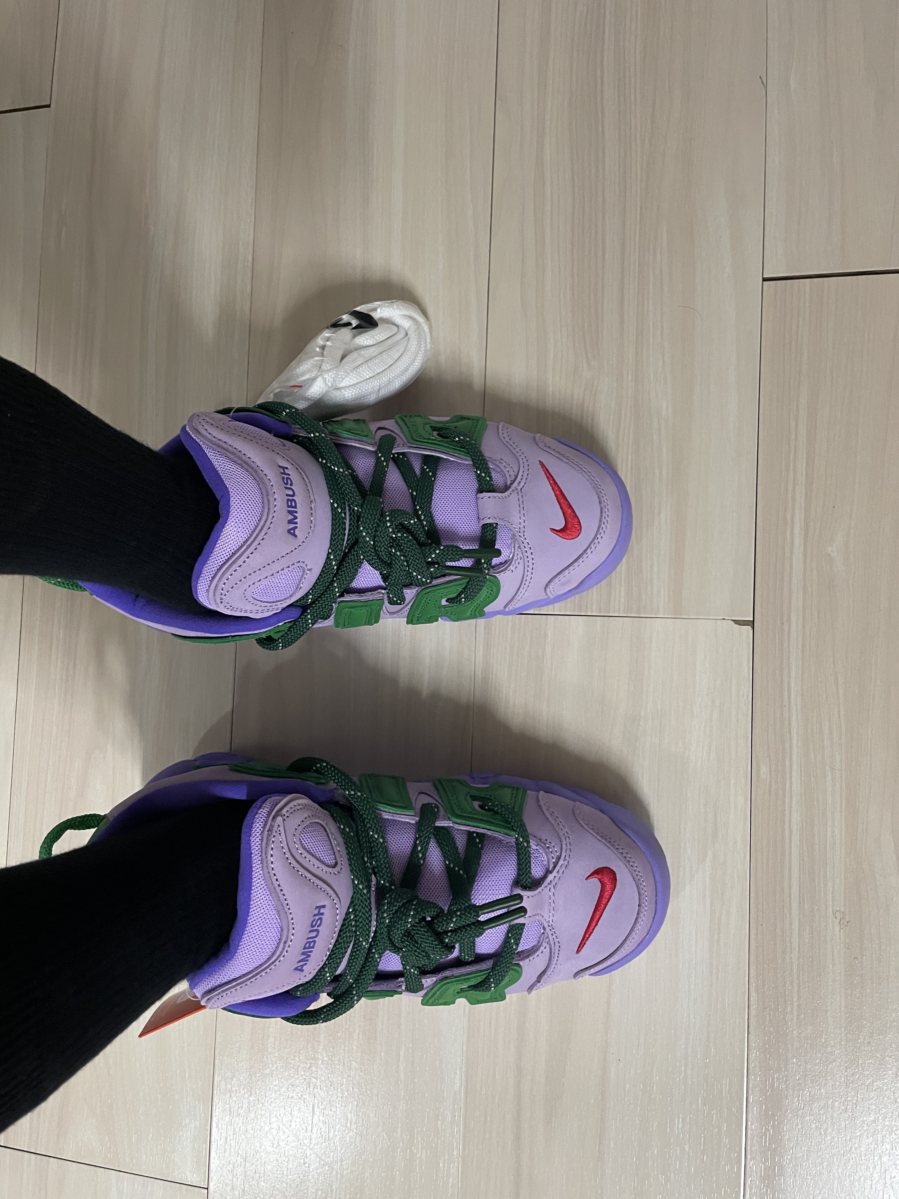 Nike x Ambush Air More Uptempo Low Lilac and Apple Green 착용 스타일 - 2