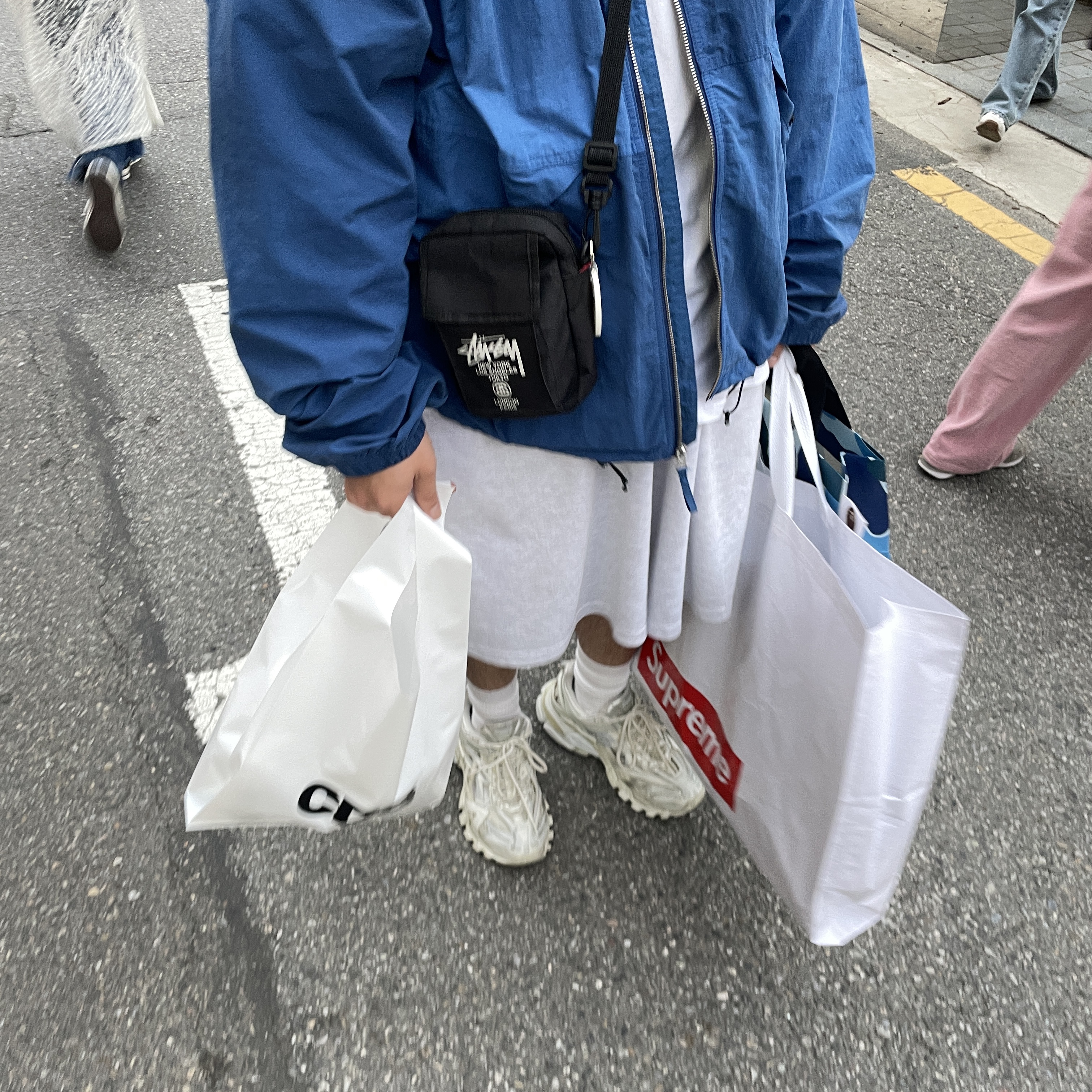 Balenciaga Track.2 Sneakers White, Stussy Wave Dye Beach Shell Jacket Cobalt 착용 스타일