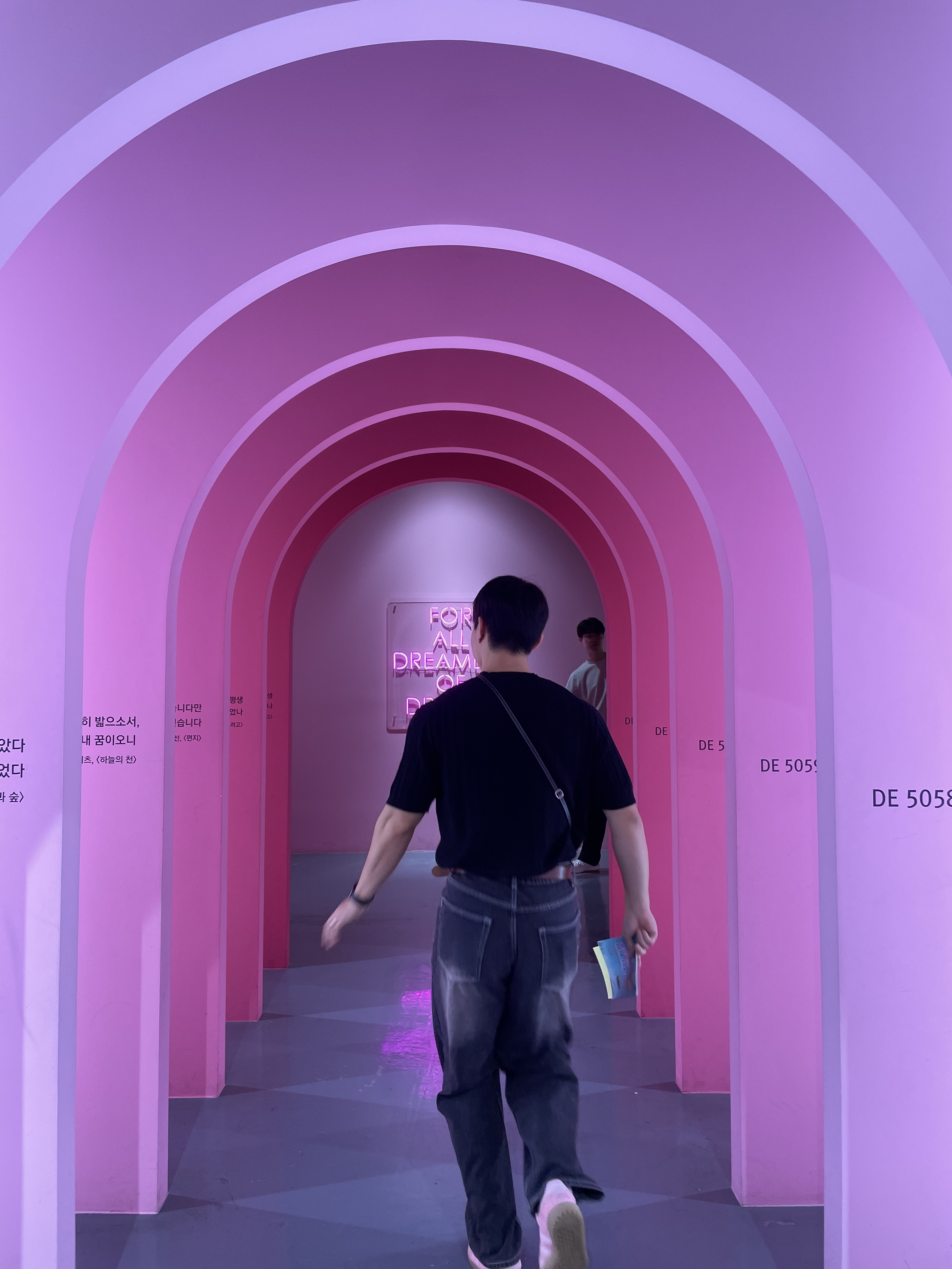 Adidas Bermuda Glow Pink 착용 스타일 - 2
