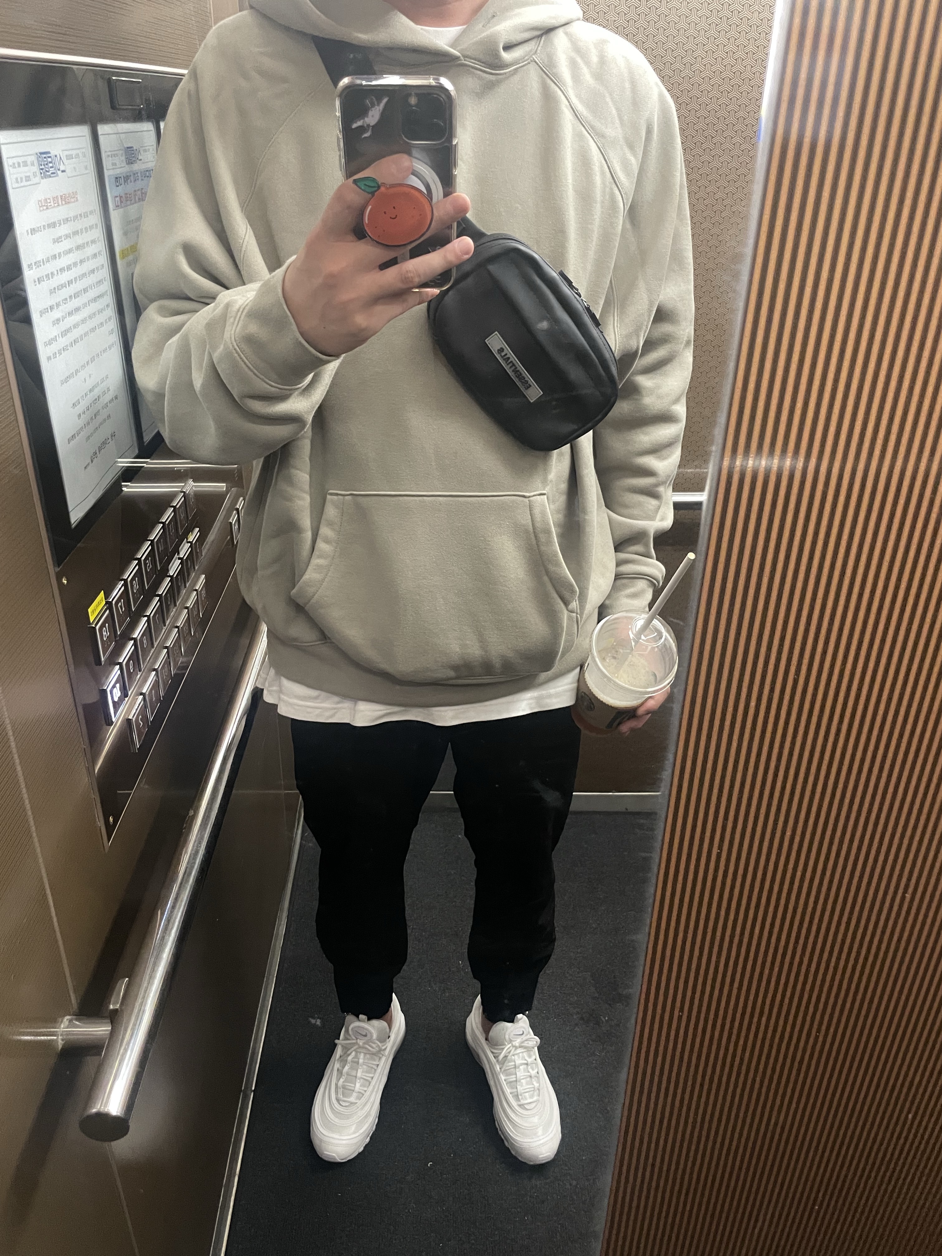 Essentials Pull-Over Hoodie Moss - 21SS, Essentials Coated Canvas Belt Bag Black - 20FW 착용 스타일 - 1