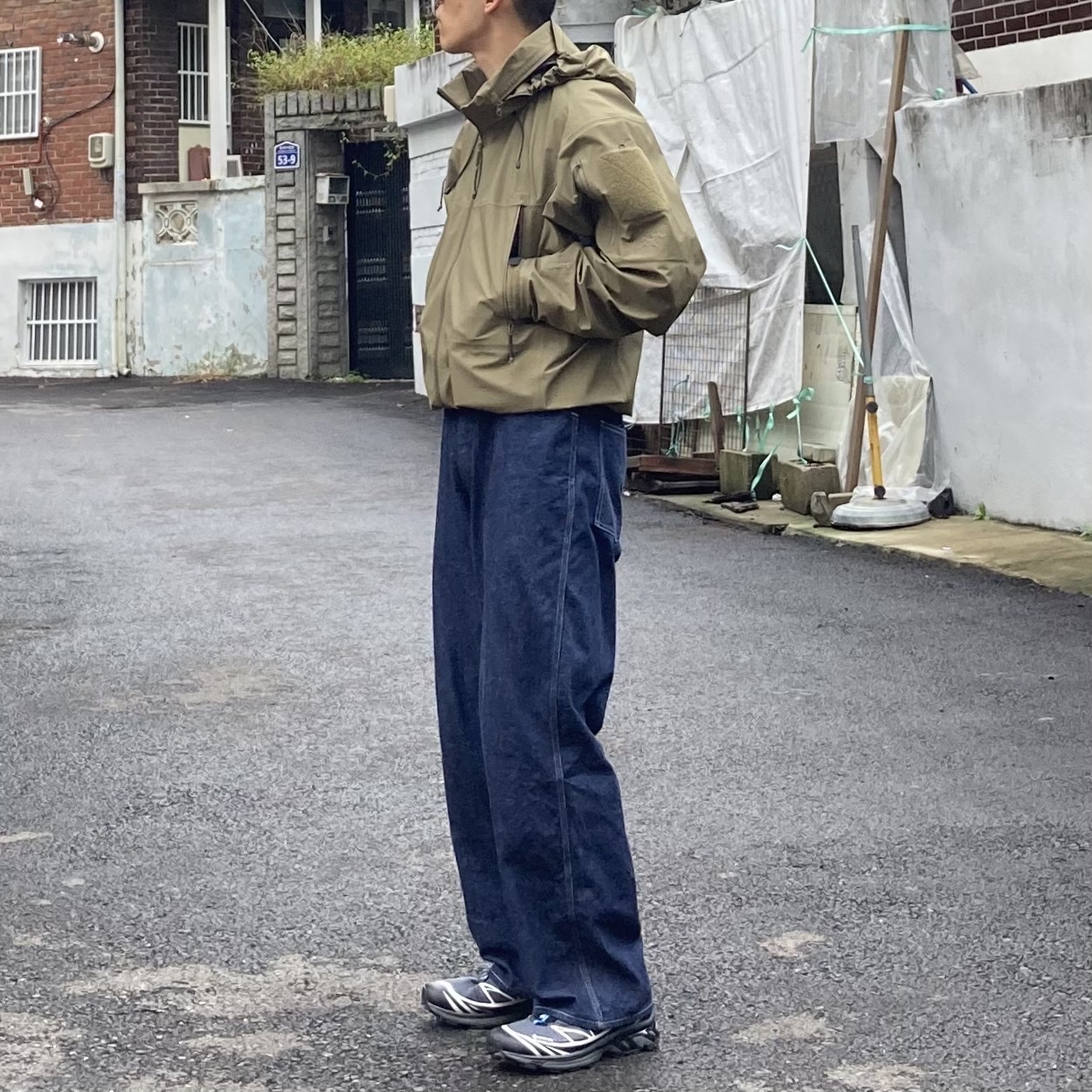Arc'teryx LEAF Alpha Jacket Gen 2 Crocodile, Salomon XT-6 Gore-Tex Black Ebony 착용 스타일 - 2