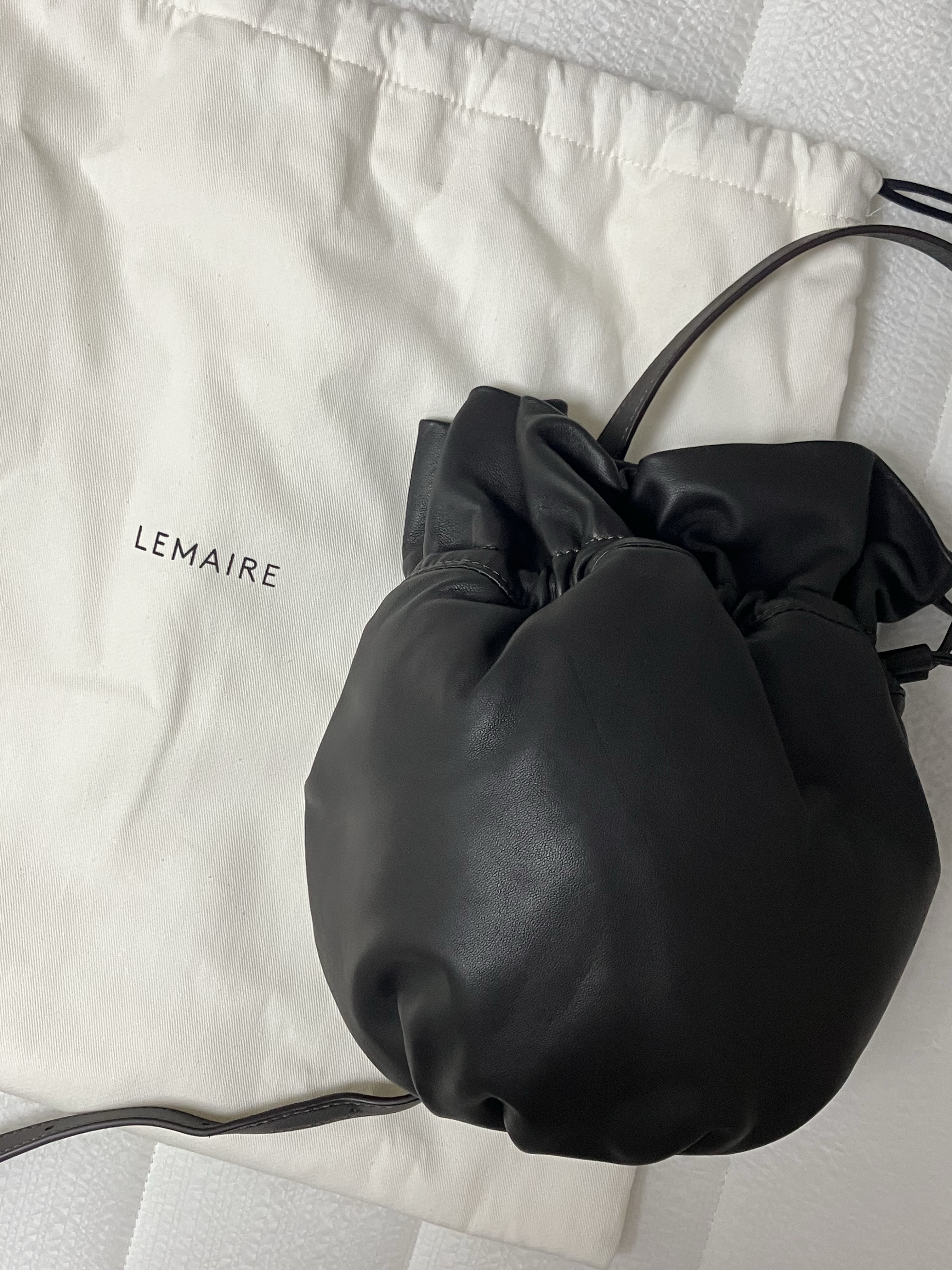 Lemaire Nappa Glove Leather Glove Purse Midnight Brown 착용 스타일