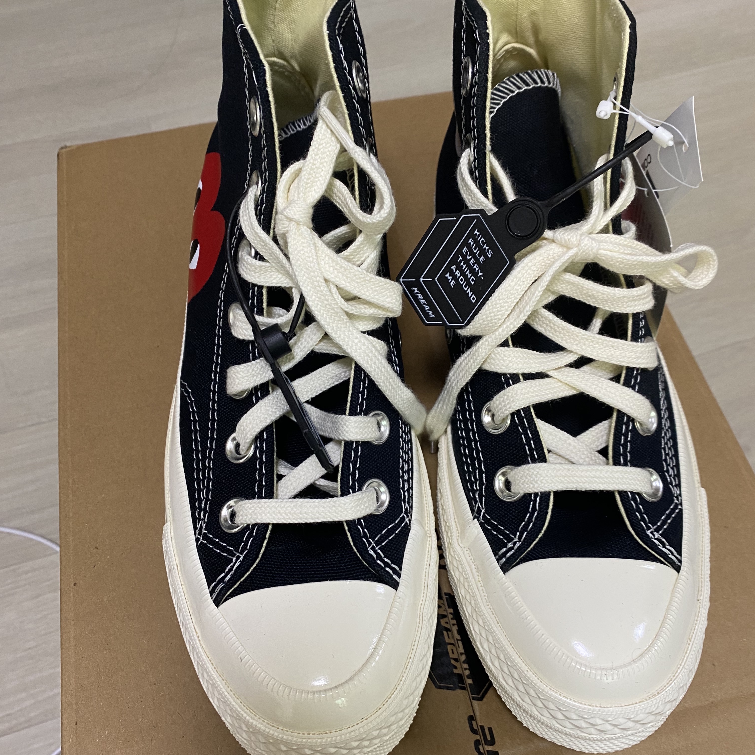 Converse x Play Comme des Garcons Chuck 70 Hi Black 착용 스타일 - 3