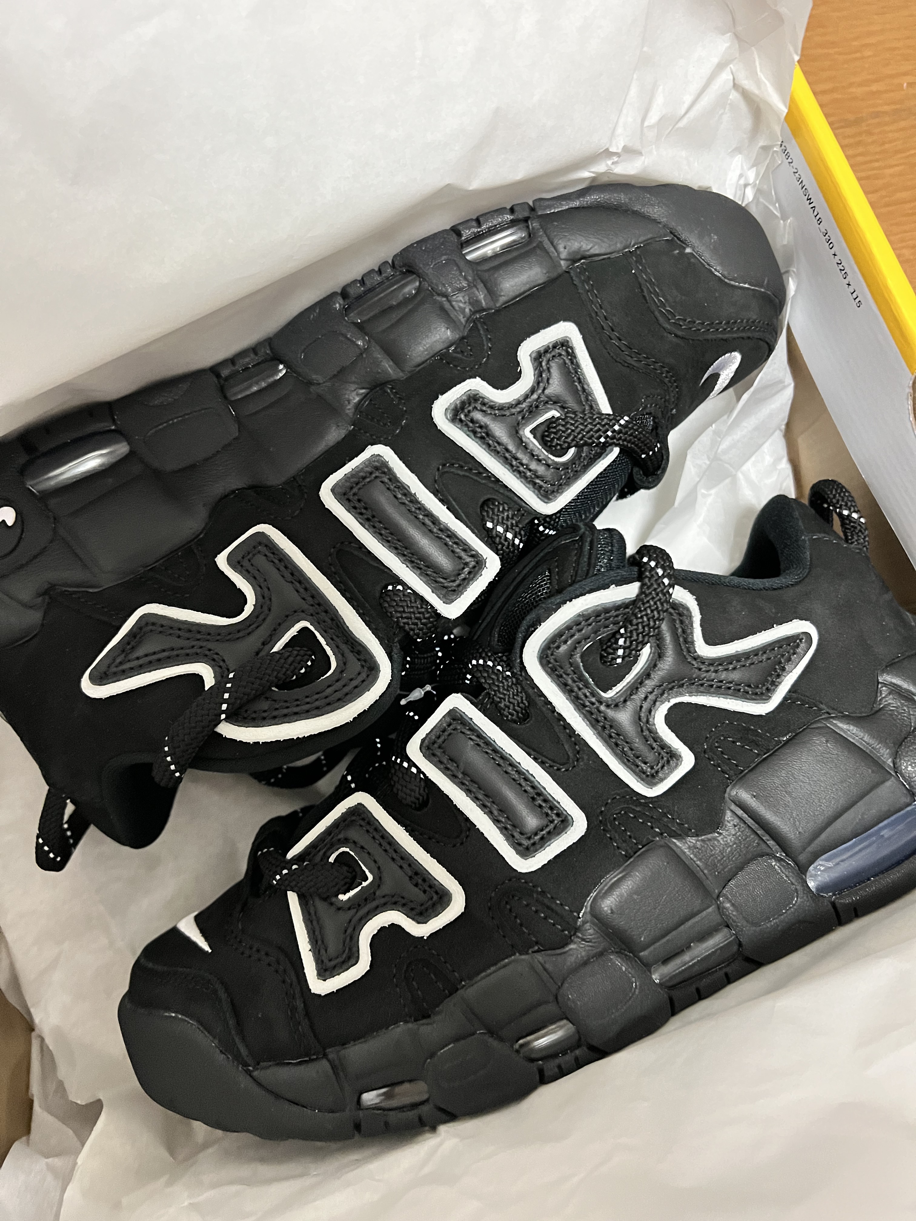 Nike x Ambush Air More Uptempo Low Vivid Sulfur and Limestone, Diesel 1DR Xs Shoulder Bag in Metallic Matte Leather Grey 착용 스타일 - 5