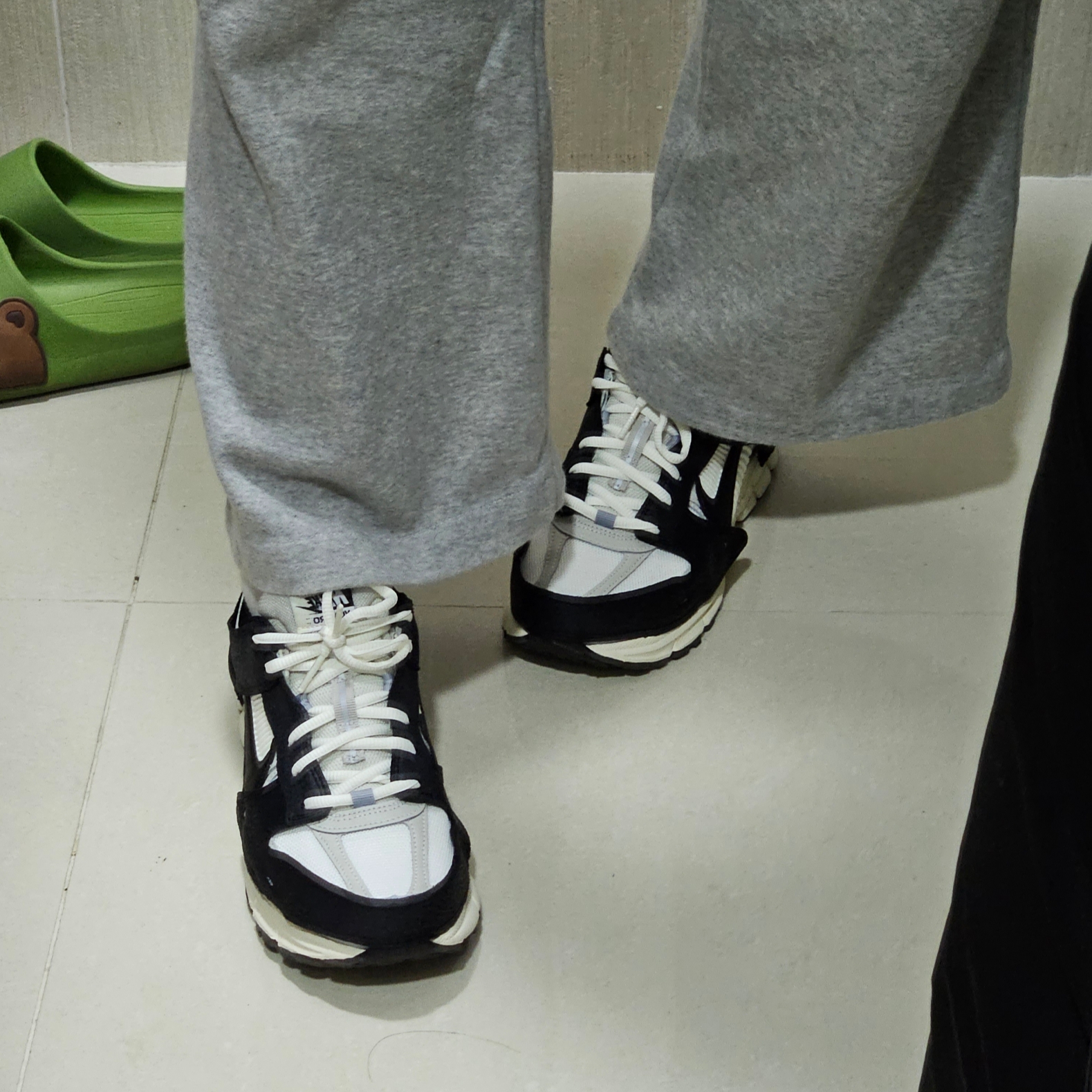 (W) Nike Zoom Vomero 5 Wolf Grey and Black 착용 스타일