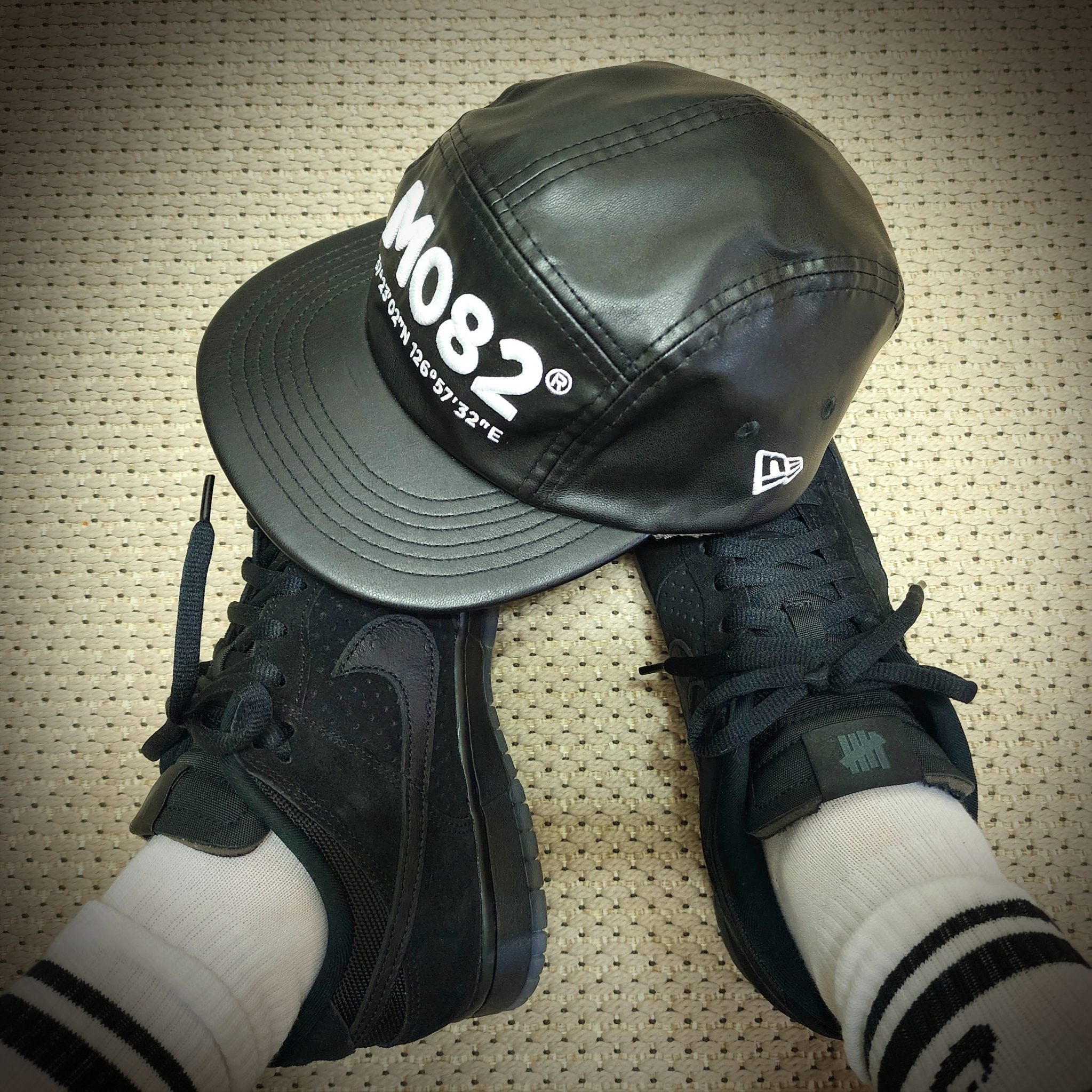 Nike x Undefeated Dunk Low SP 5 On It Black, Nike Everyday Essential Crew Socks White (3 Pack/Korean Ver.) 착용 스타일 - 1