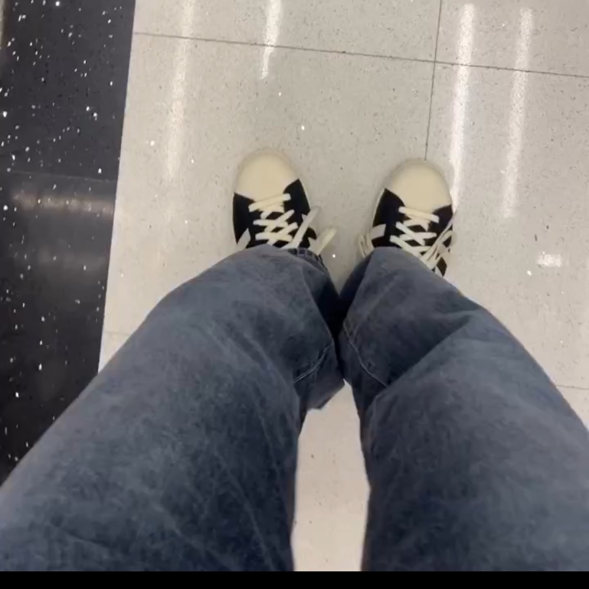 Adidas Superstar 82 Black White 착용 스타일