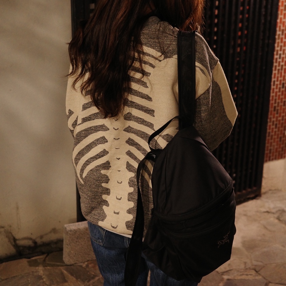 Kapital Fleece Big Crewneck Sweat Heather Charcoal, Arc'teryx Heliad 15 Backpack Black 착용 스타일