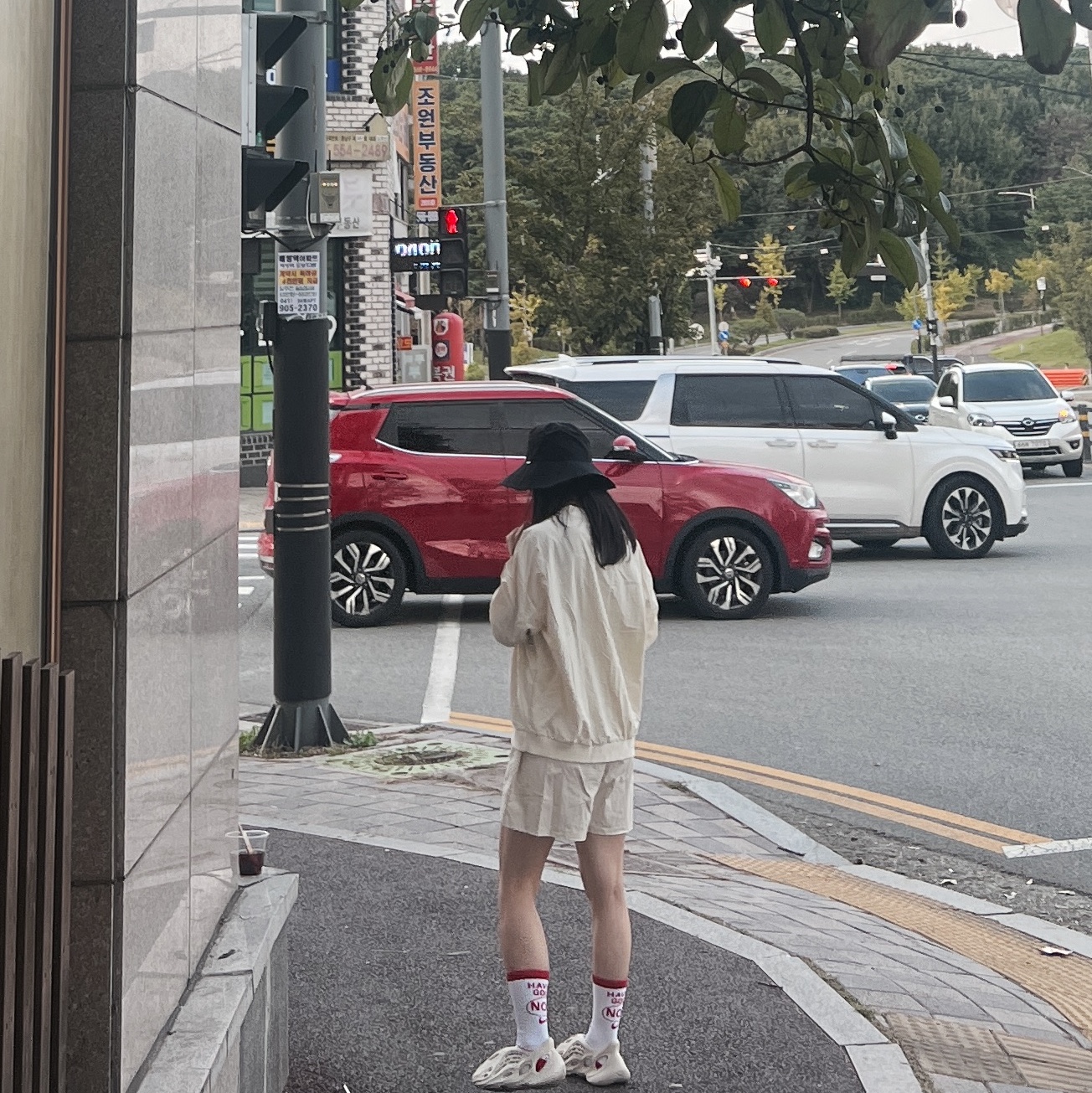 Adidas Yeezy Foam RNNR Sand 착용 스타일