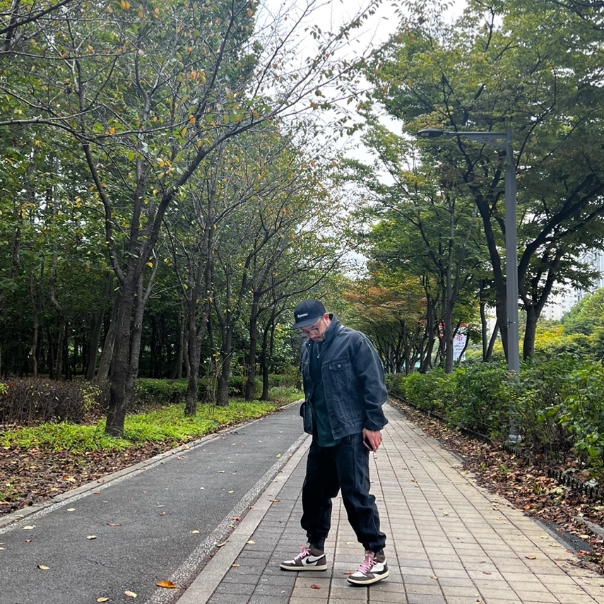 Jordan 1 x Travis Scott Retro High OG SP Mocha, Supreme Washed Chino Twill Camp Cap Black 착용 스타일