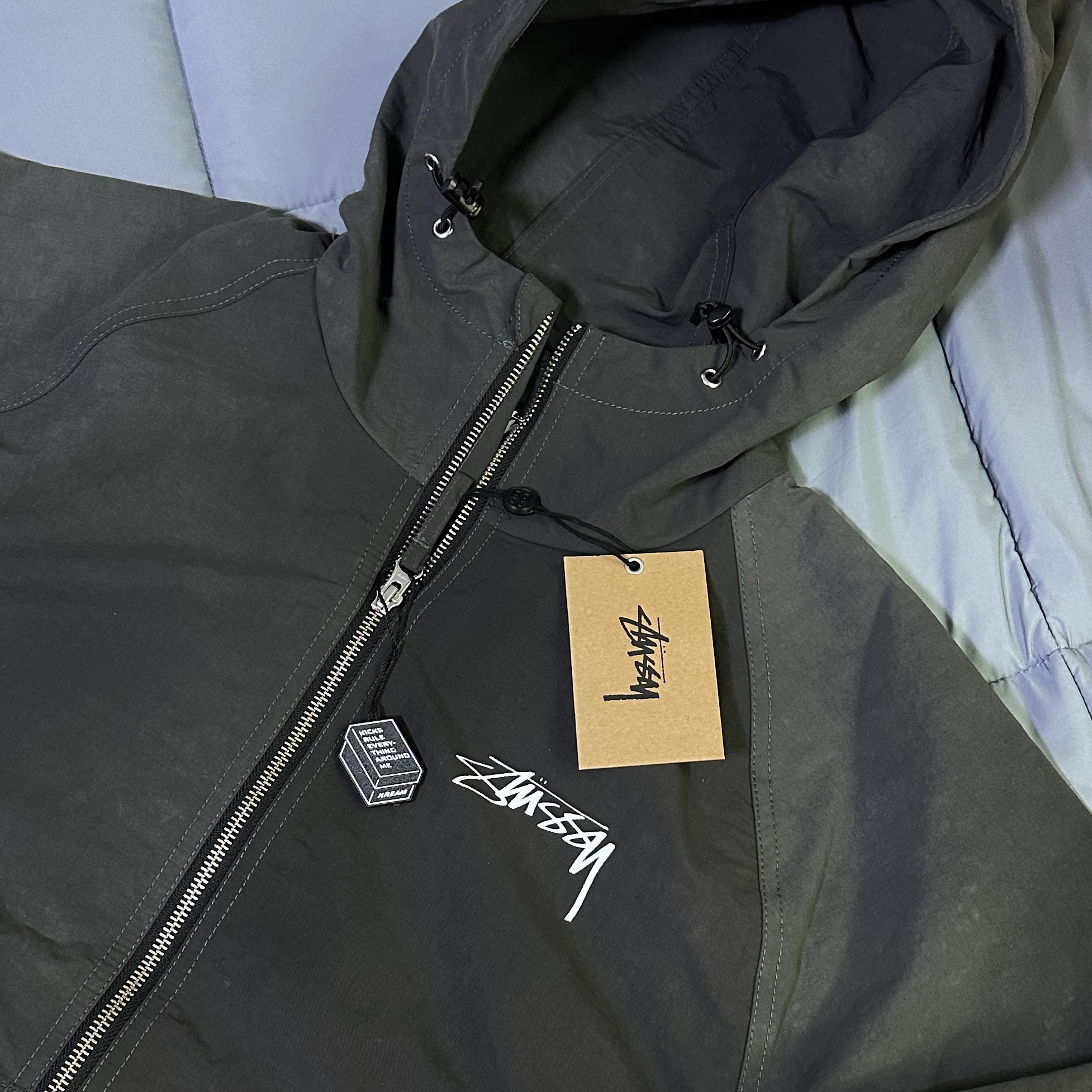 Stussy Wave Dye Beach Shell Jacket Black 착용 스타일 - 1
