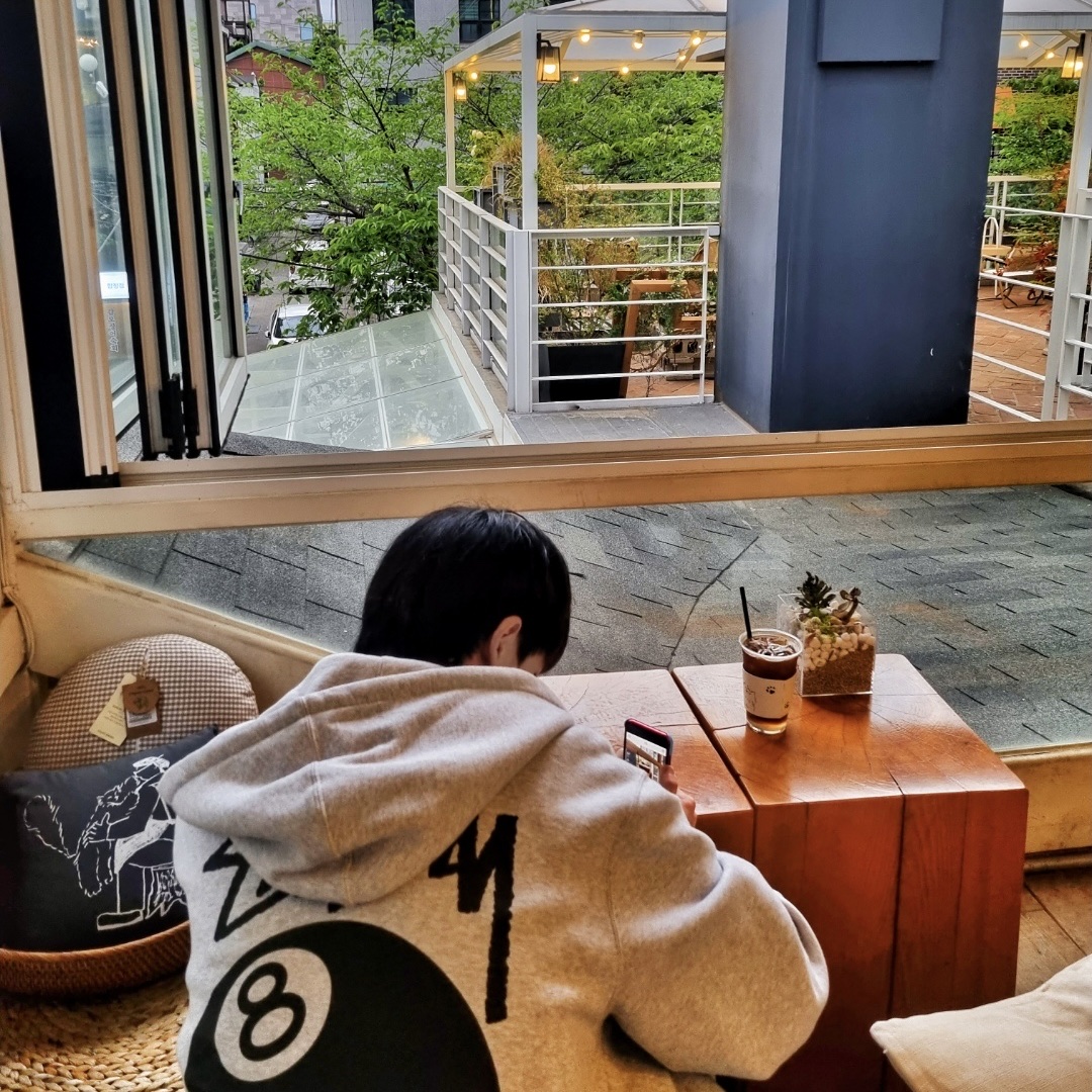 Stussy 8 Ball Zip Hoodie Ash Heather - 22FW 착용 스타일