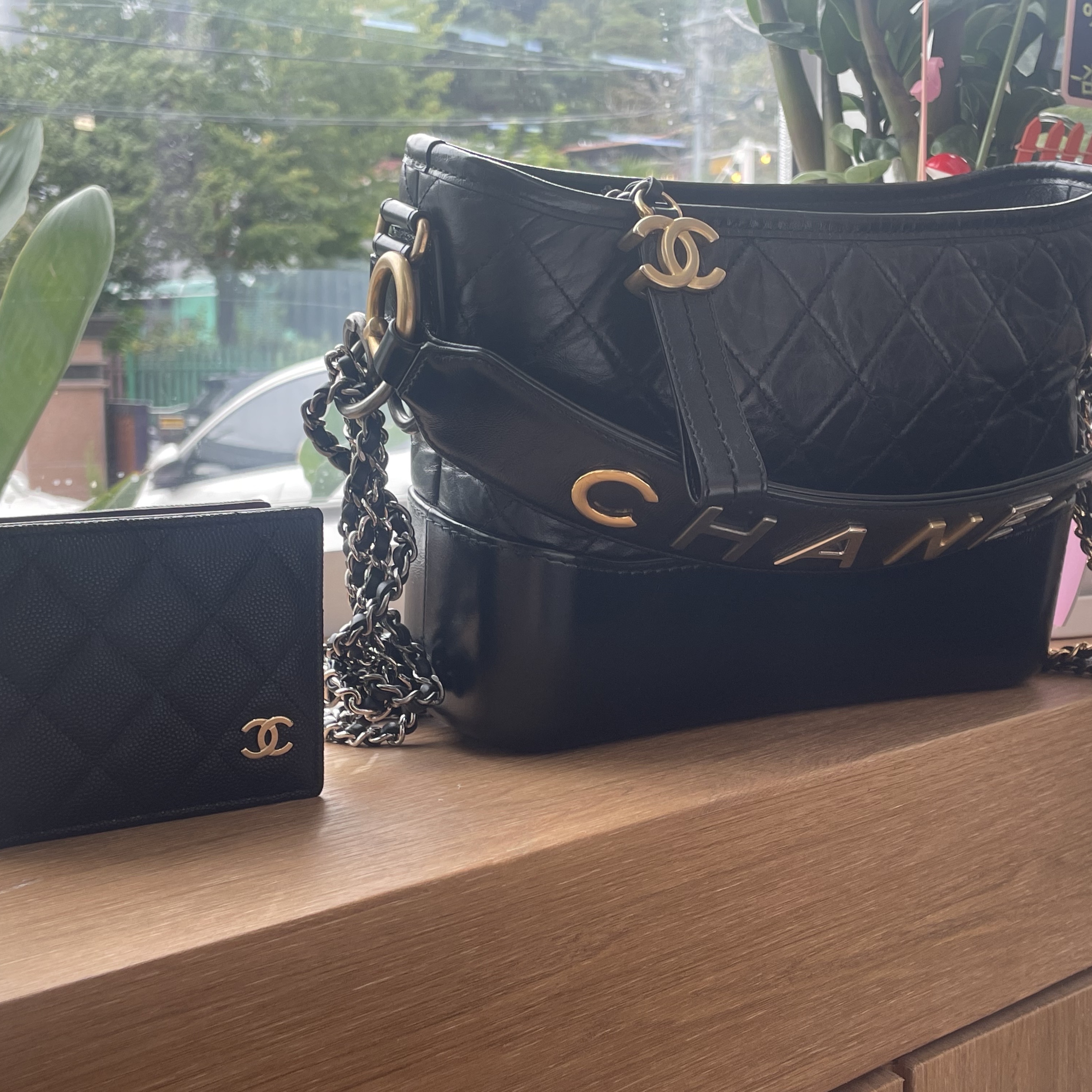 Chanel Classic Bi-Fold Card Holder Grained Calfskin & Gold Black 착용 스타일