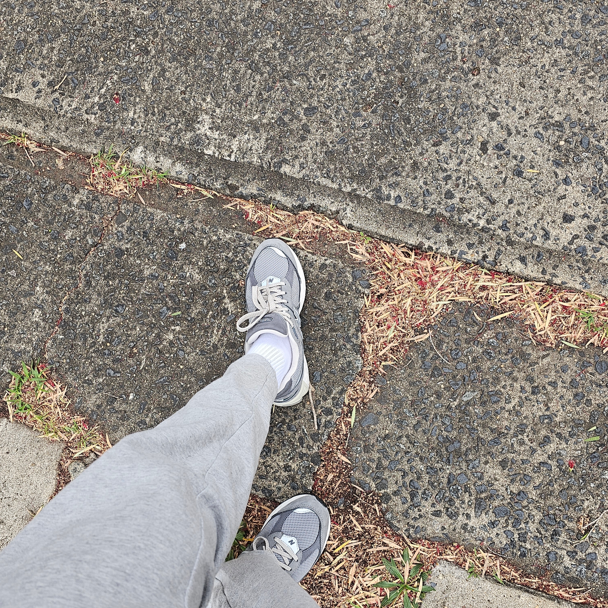 New Balance 2002R Premium Vintage Grey 착용 스타일 - 1