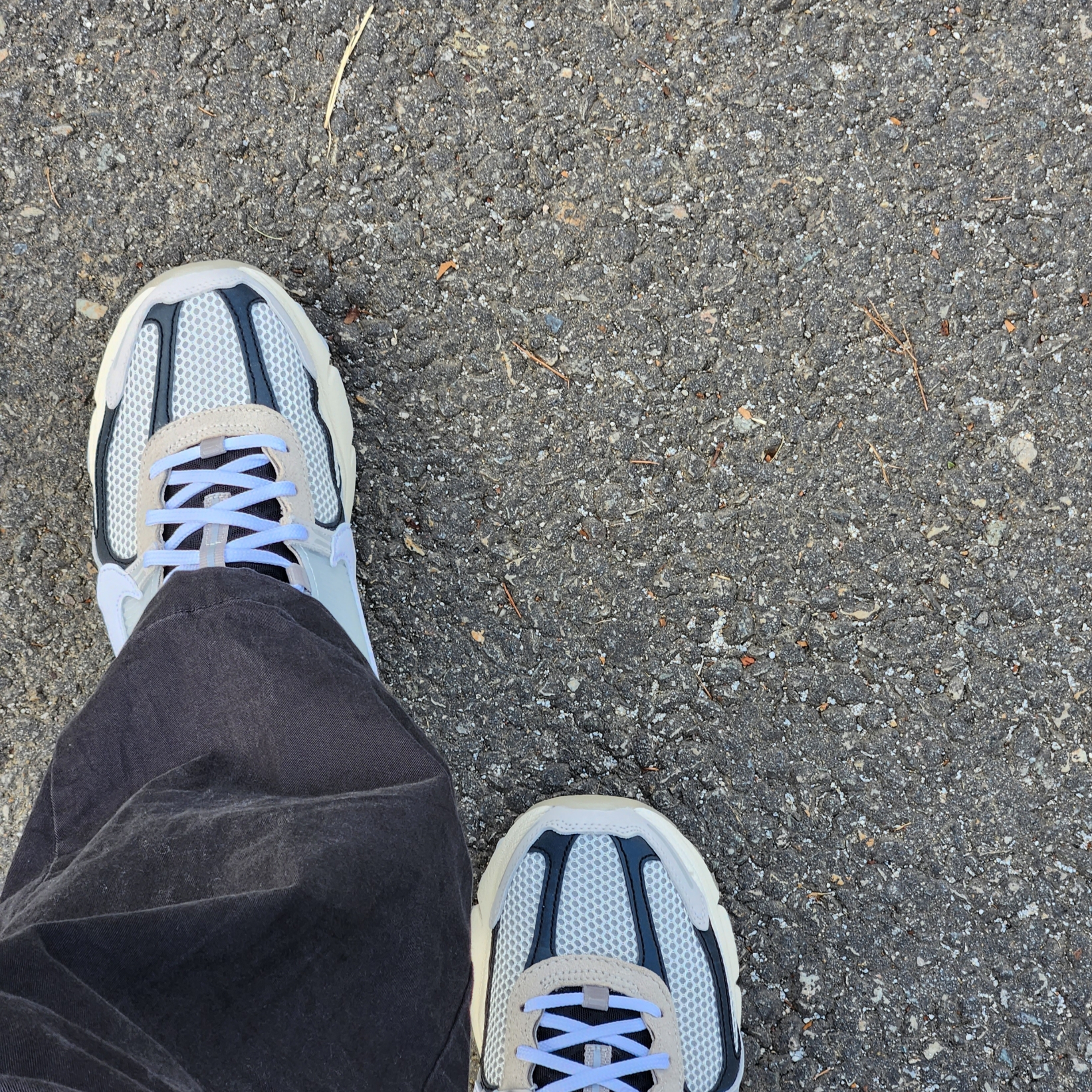 Nike Zoom Vomero 5 Light Bone and Black 착용 스타일 - 3