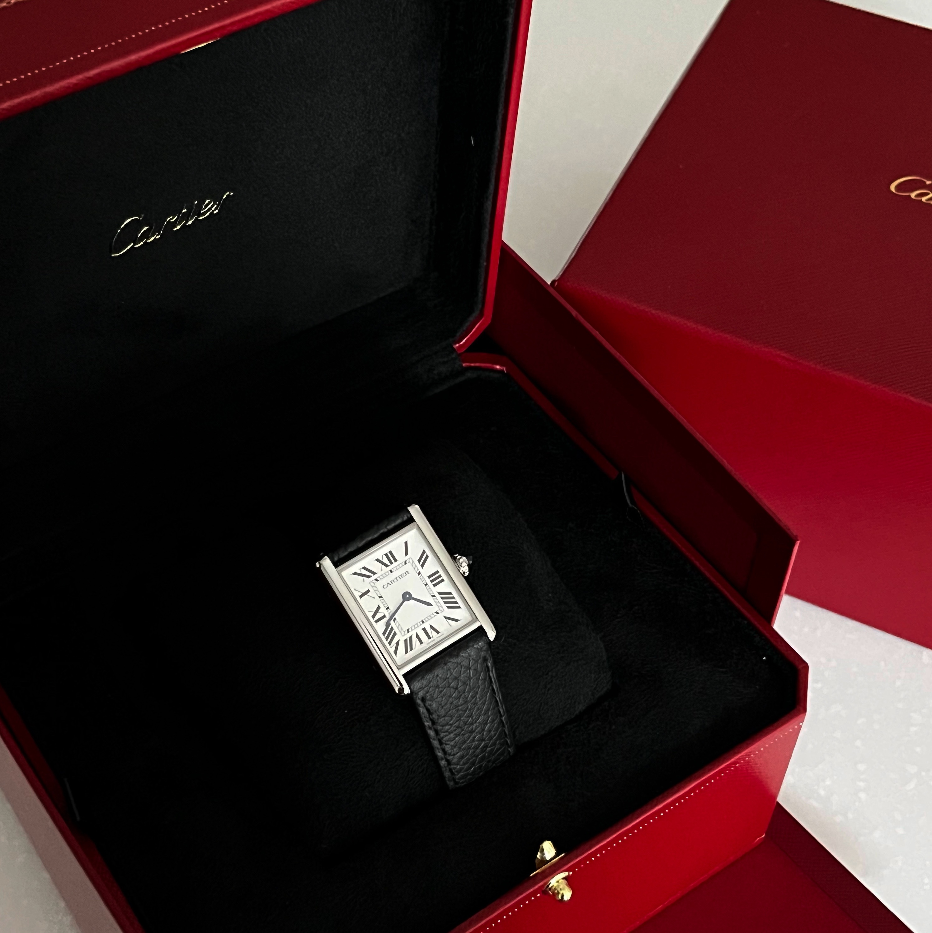 Cartier Tank Must Watch Large Quartz Steel Calfskin Black 착용 스타일