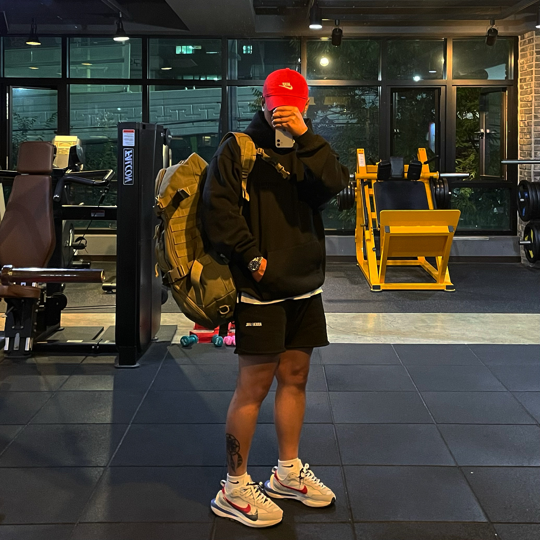 Nike Heritage 86 Futura Washed Cap University Red, Essentials The Core Collection Hoodie Stretch Limo 착용 스타일