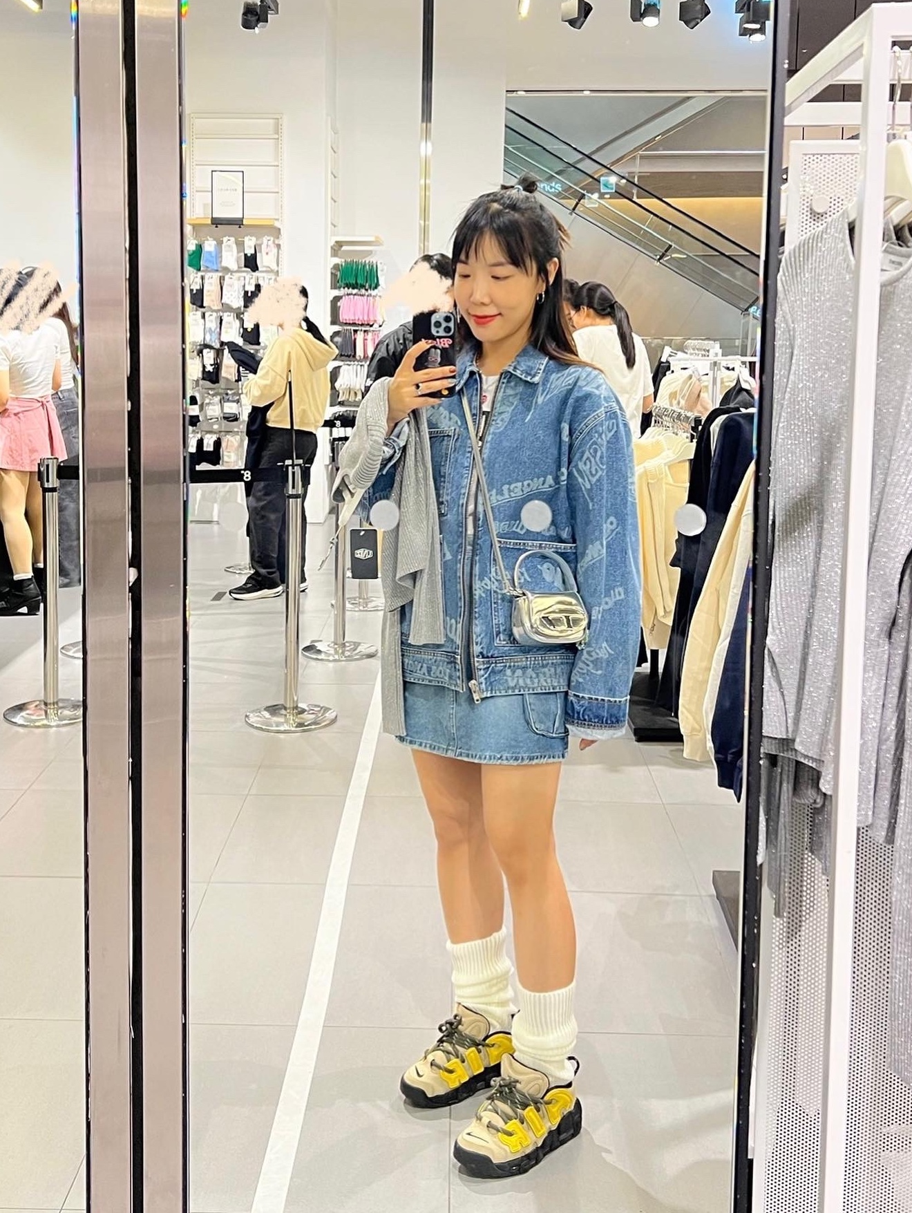 Nike x Ambush Air More Uptempo Low Vivid Sulfur and Limestone, Diesel 1DR Xs Shoulder Bag in Metallic Matte Leather Grey 착용 스타일 - 3