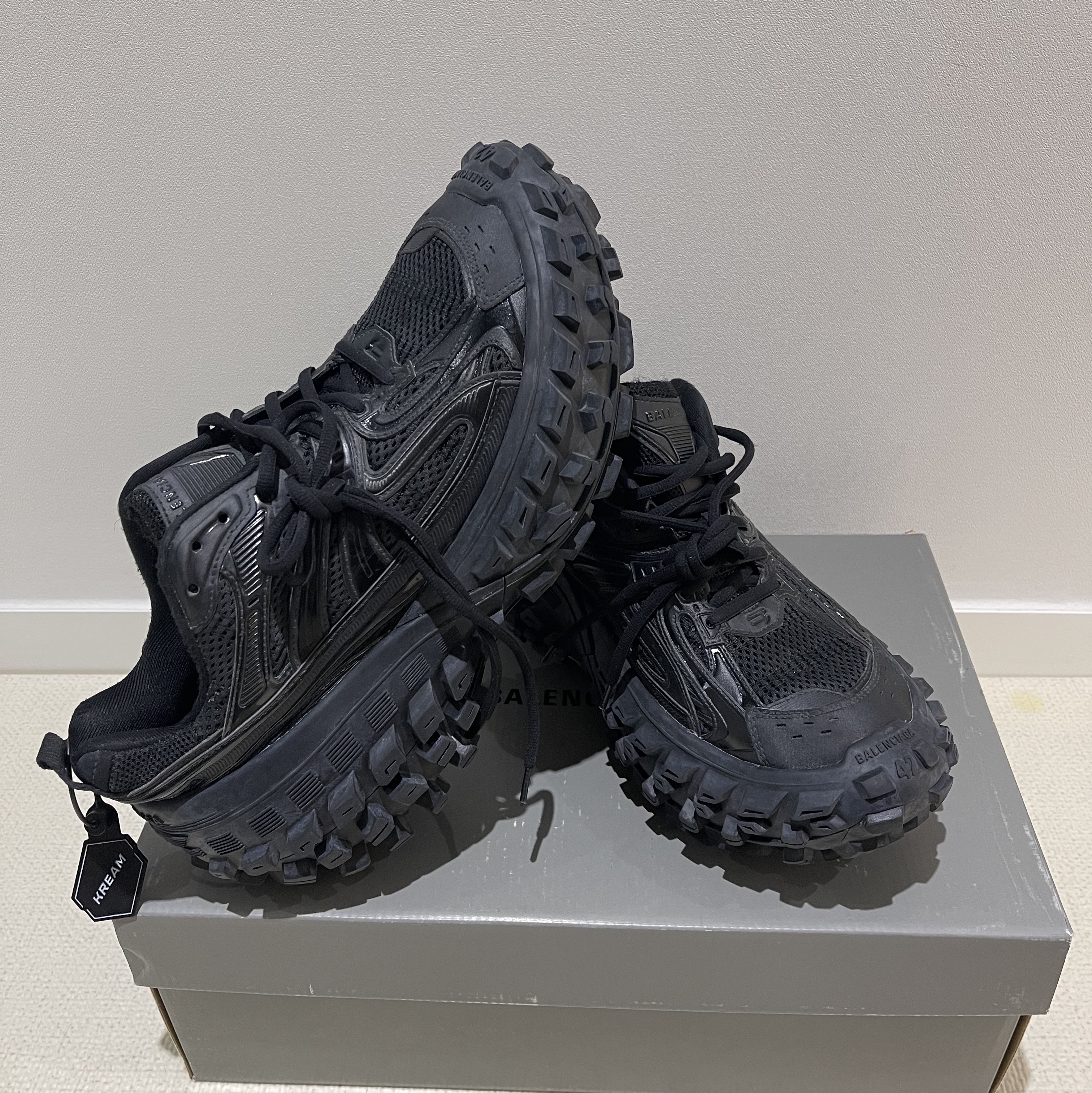 Balenciaga Defender Sneakers Black 착용 스타일