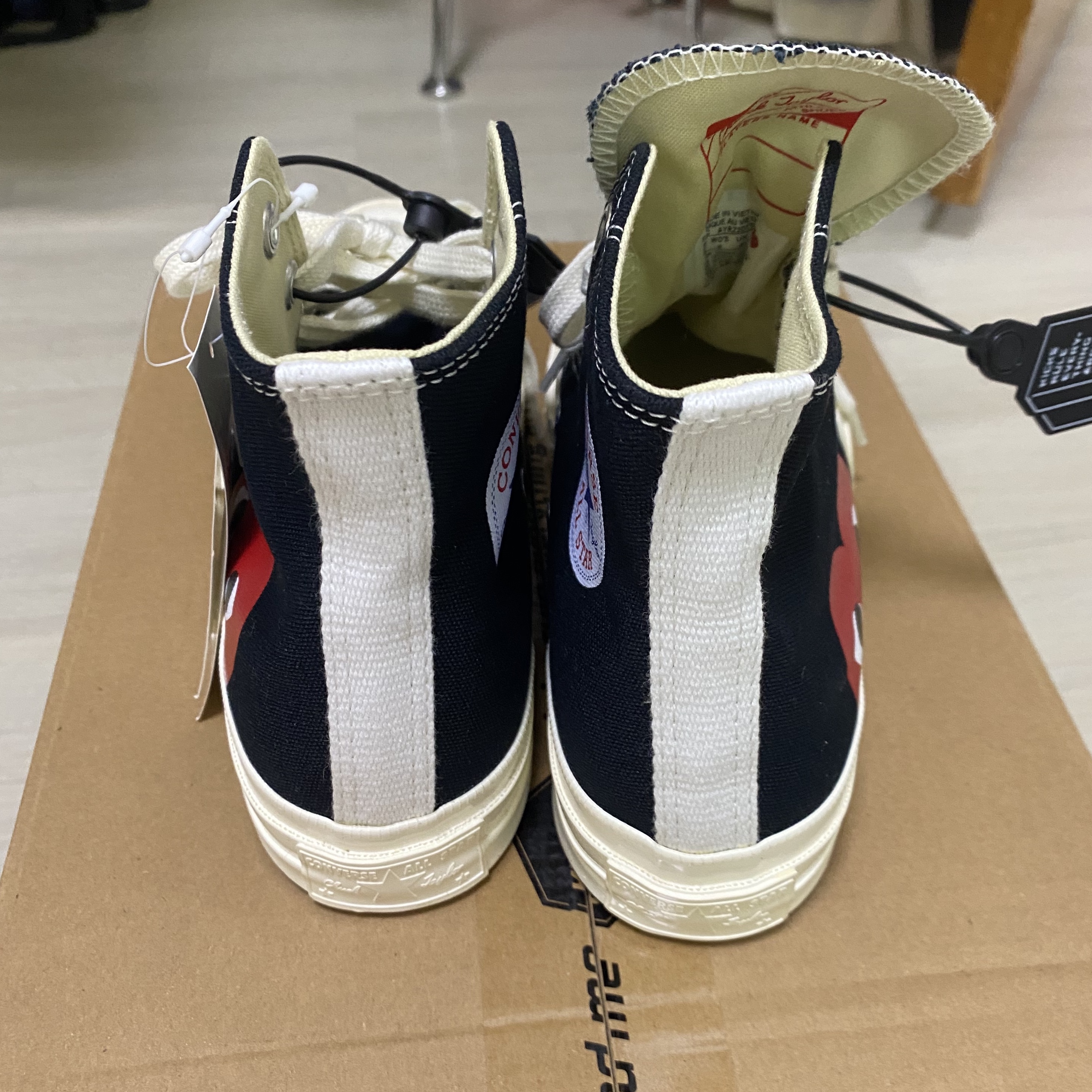 Converse x Play Comme des Garcons Chuck 70 Hi Black 착용 스타일 - 4